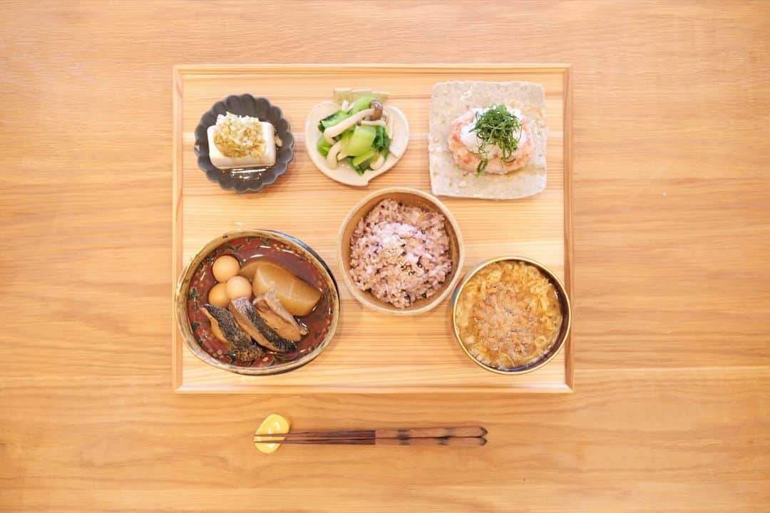 木村文乃 のインスタグラム：「*** 今日のごはんでした。  ぶり大根 ネギだれ奴 青梗菜としめじのおひたし 和風鶏チーズハンバーグ 卵と納豆のおみそ汁 雑穀米ごはん  産後禿げが気になるので タンパク質意識で…🫠」