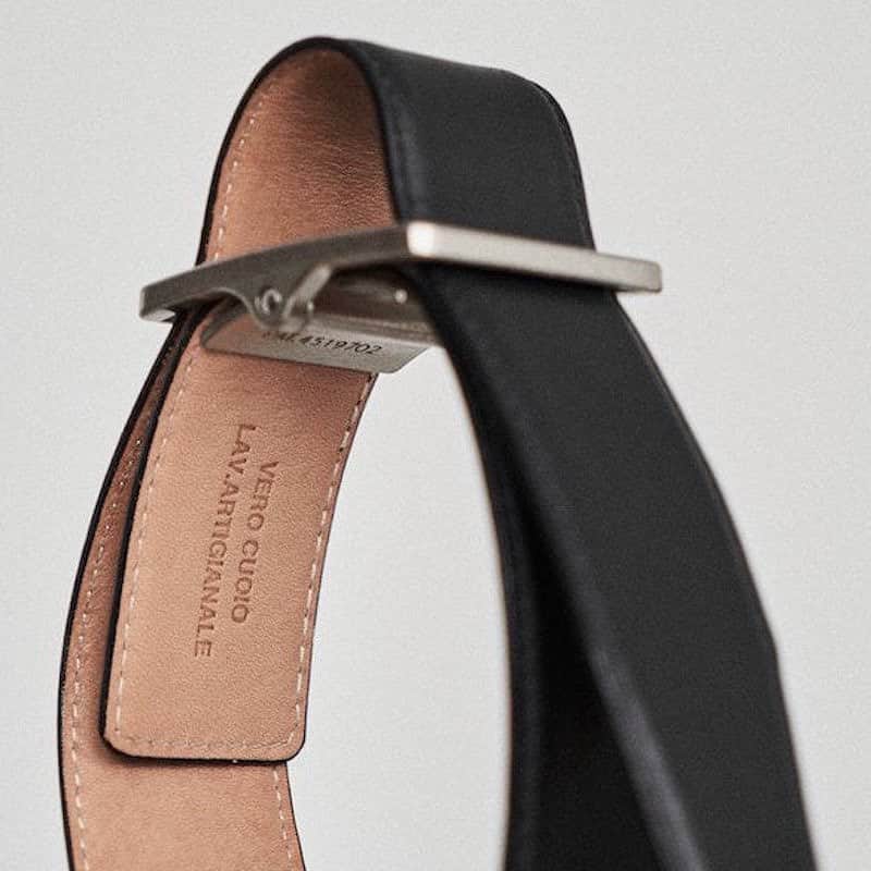 のインスタグラム：「. [Graphpaper] Leather Classic Belt  バックルのピンホールがなくフリーサイズで微調整が簡単にできるベルト。ベルト帯の中央を盛り、縁にステッチを飾るフェザー仕立て。  使用レザーはオイルをたっぷりと含み、しっとりとした質感としなやかさが特徴のイタリア産の牛ショルダー。使い込むうちに艶が出て味のある経年変化を楽しめます。  ドレスシーンやカジュアルシーン、あらゆるシーンに活躍してくれるアイテムです。   ︎▶︎ #mawsapporo #MāW #insonlinestore #graphpaper #sapporo #hokkaido」
