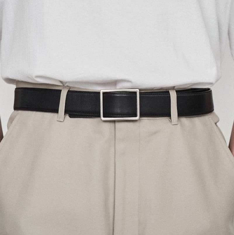 のインスタグラム：「. [Graphpaper] Leather Classic Belt  バックルのピンホールがなくフリーサイズで微調整が簡単にできるベルト。ベルト帯の中央を盛り、縁にステッチを飾るフェザー仕立て。  使用レザーはオイルをたっぷりと含み、しっとりとした質感としなやかさが特徴のイタリア産の牛ショルダー。使い込むうちに艶が出て味のある経年変化を楽しめます。  ドレスシーンやカジュアルシーン、あらゆるシーンに活躍してくれるアイテムです。 レザーにはドイツの老舗タンナー、ペリンガー社のシュランケンカーフを採用。 クロームで丁寧になめされた革には自然なシボが現れ、傷に強く傷ができても目立ちにくいため毎日使うのにピッタリ。  上品な雰囲気で、男女問わず使っていただけ、プレゼントにもおすすめです。   ︎▶︎ #mawsapporo #MāW #insonlinestore #graphpaper #sapporo #hokkaido」