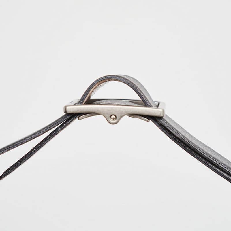 のインスタグラム：「. [Graphpaper] Leather Classic Belt  バックルのピンホールがなくフリーサイズで微調整が簡単にできるベルト。ベルト帯の中央を盛り、縁にステッチを飾るフェザー仕立て。  使用レザーはオイルをたっぷりと含み、しっとりとした質感としなやかさが特徴のイタリア産の牛ショルダー。使い込むうちに艶が出て味のある経年変化を楽しめます。  ドレスシーンやカジュアルシーン、あらゆるシーンに活躍してくれるアイテムです。 レザーにはドイツの老舗タンナー、ペリンガー社のシュランケンカーフを採用。 クロームで丁寧になめされた革には自然なシボが現れ、傷に強く傷ができても目立ちにくいため毎日使うのにピッタリ。  上品な雰囲気で、男女問わず使っていただけ、プレゼントにもおすすめです。   ︎▶︎ #mawsapporo #MāW #insonlinestore #graphpaper #sapporo #hokkaido」