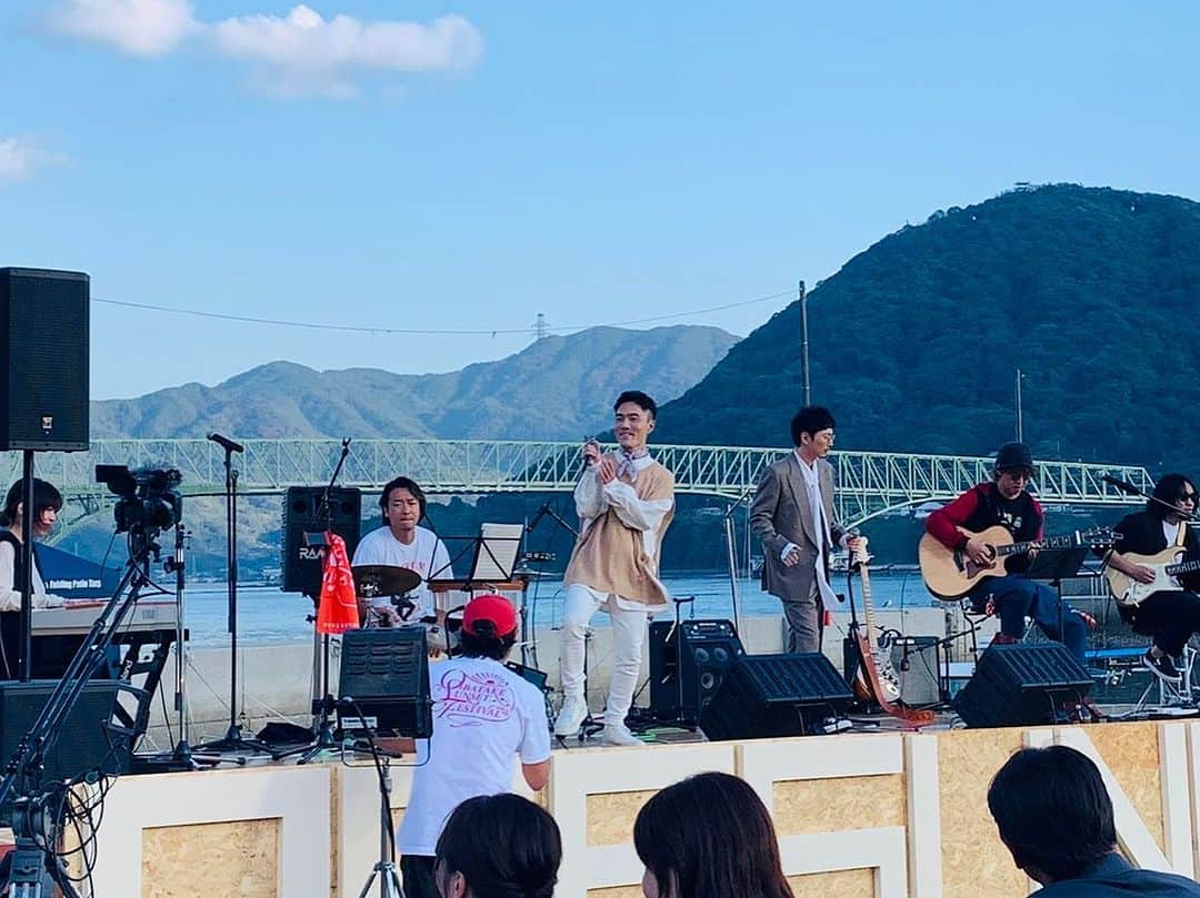 宮田悟志さんのインスタグラム写真 - (宮田悟志Instagram)「. OBATAKE SUNSET fes. 今年もありがとうございました🎙️  breatherも全国から足を運んでくれてありがとう。  大畠の人達は愛で溢れている。  毎度「おかえり」と言ってくれるその言葉で泣けてくる。 最後の花火も泣けた。  集中しすぎてハイボールをこぼしました。すいません。  人は人にしか癒されない。 出会いに感謝。  #オバサンフェス #柳井 #大畠 #海と月の見える町 #帰ってきんさい #OBATAKE」10月29日 10時42分 - miyata_satoshi