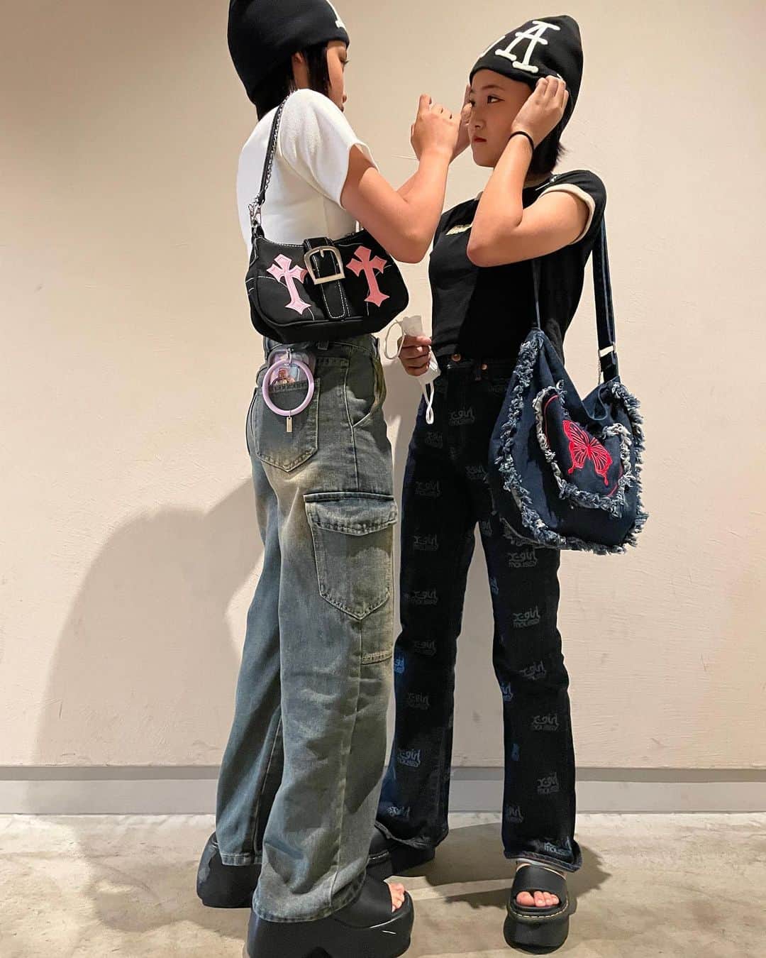 atukiyoのインスタグラム：「帽子セットしてあげてるまこが 珍しくお姉ちゃんっぽかったから撮ってたら あこに気付かれた😆  _ _ _ _ _ _ _ _ _ _ _ _ _ _ _ _ _   ◽️YouTube◽️ ろこまこあこチャンネル ▶︎月、水、金曜日　17時〜 ▶︎ショート　16時〜  ろこチャンネル ▶︎木曜日　17時〜  ライブ配信 ▶︎火曜日　17時半〜  ◽️TikTok◽️ ろこまこあこ ▶︎ atukiyo0311 ろこ（母管理）▶︎ rocoz.0517rma  ◽️Instagram◽️ ろこ（母管理）▶︎ @rocoroco0517 まこ（母管理）▶︎ @macomacomacorun  あこ（母管理）▶︎ @acoacoaconz  _ _ _ _ _ _ _ _ _ _ _ _ _ _ _ _ _ _  #kidsfashion#三姉妹#youtube#youtuber#ろこまこあこ#キッズコーデ#小学生コーデ#jc2#js6#twins#双子#コーデ#kids」