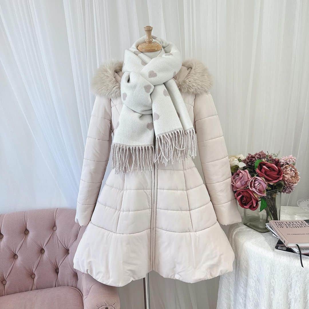evelynのインスタグラム：「winter collection🐰♥︎ ㅤㅤㅤㅤㅤㅤㅤㅤㅤㅤㅤㅤㅤ \ 11月上旬入荷予定 / #リーバシブルハートストール ¥5,900 【OWPI/OWBK】 ㅤㅤㅤㅤㅤㅤㅤㅤㅤㅤㅤㅤㅤ #evelyn #エブリン」