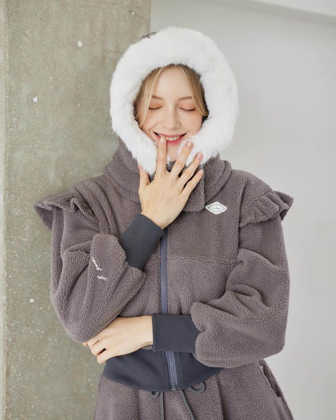 のインスタグラム：「. Winter collection 2023☃️❄️  Fleece Frill zip-up set  ¥42,900（in tax）  Free Size  暖かくて可愛いアウターセットアップが新登場💕  襟に入ったファー生地と防風の裏地が暖かさを演出し 生地の重量も軽量化しています。  軽やかでありながら、 暖かいセットアップなので寒い冬ラウンドも 快適にお過ごしいただけます。  🇯🇵 https://www.j-jane.jp/  ⋱⋰ ⋱⋰ ⋱⋰ ⋱⋰ ⋱⋰ ⋱⋰ ⋱⋰  #韓国ゴルフウェア#ゴルフウェア#ゴルフウェアレディース #可愛いゴルフウェア#j_jane#ゴルフウェアセレクトショップ #人気ゴルフウェア #ゴルフ女子#ゴルフ女子コーデ」