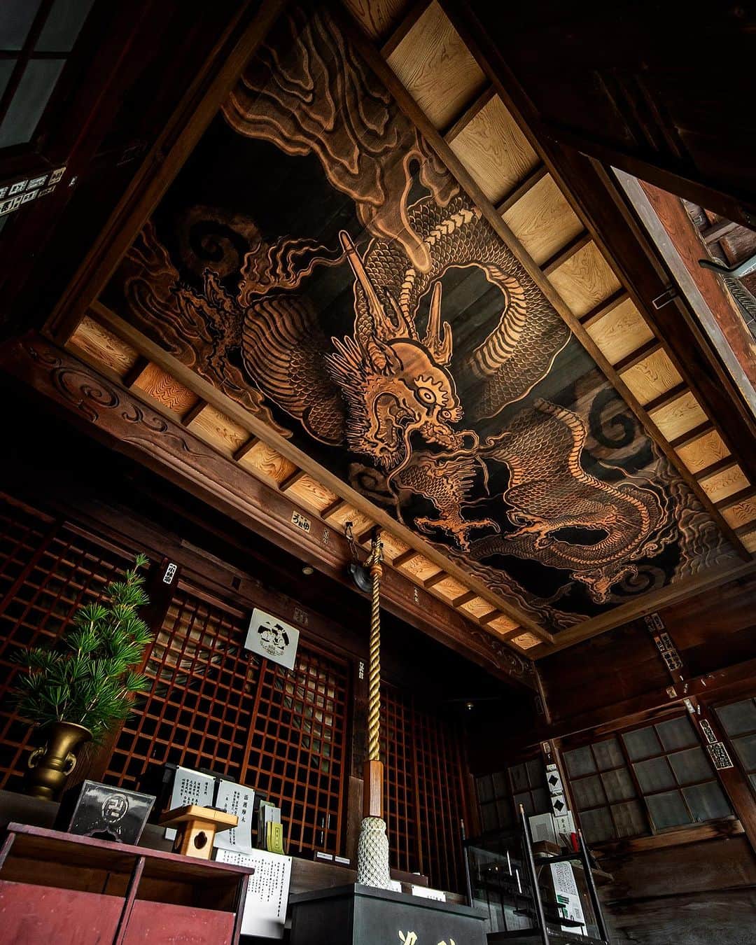 CMKgalleryのインスタグラム：「高野山恵光院 毘沙門堂天井 “八方睨み龍” の開眼護摩法要が無事終了しました。ご参列頂いた皆様ありがとうございました 皆様のご発展を心よりお祈り致します🙏🐉🔥 アートプリントのお問合せは　@cmkg_store  リンクの方へお願いいたします。  #CMKgallery」