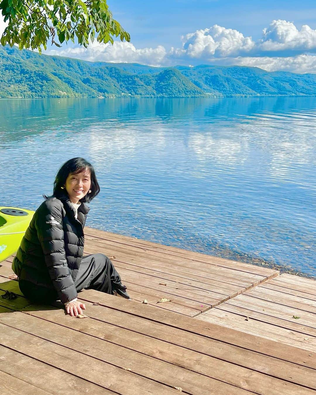 早見優さんのインスタグラム写真 - (早見優Instagram)「Nice morning by Lake Toya.  So serene and beautiful.  Enjoying the warm glow of the sun.   #lake #toyako #湖  #洞爺湖  #sunglow #serene #peaceful  #hokkaido #北海道」10月29日 10時57分 - yuyuhayami