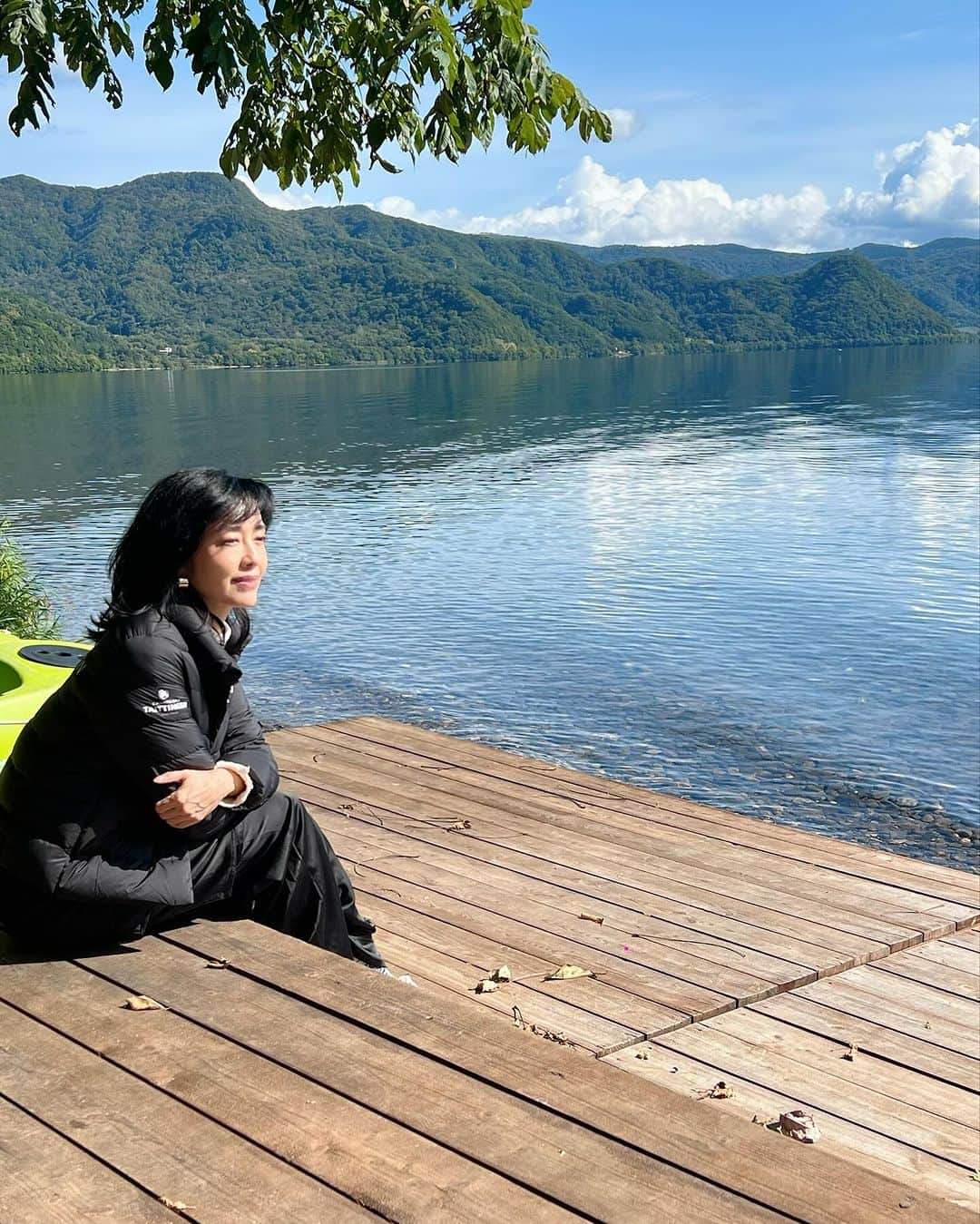 早見優のインスタグラム：「Nice morning by Lake Toya.  So serene and beautiful.  Enjoying the warm glow of the sun.   #lake #toyako #湖  #洞爺湖  #sunglow #serene #peaceful  #hokkaido #北海道」