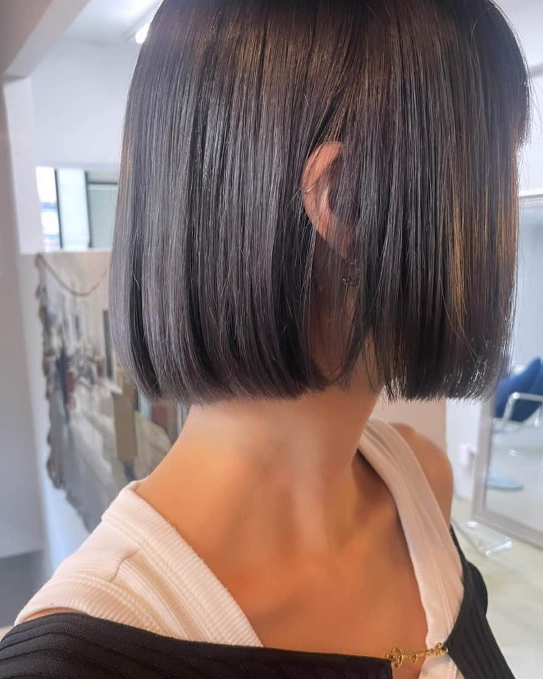 Wella Professionals Japanさんのインスタグラム写真 - (Wella Professionals JapanInstagram)「こんな使い方もアリ！ コレストン新色『LUXE GRAY』  白髪・黒髪・既染毛・ブリーチ毛などの異なる素材に対する難しい色選びを１色で解決できる頼もしい薬剤として9月に発売したコレストン LUXE COLOR COLLECTION✨  脱白髪染めの救世主！として使っていただくのはもちろん、グレイッシュなレシピのアレンジにも大活躍 👍   WELLA Passionsitas  KONの清原 崇弘さん（@kon__kiyo)がコレストンを代表するアッシュ系のアレンジでクールなボブスタイルを際立たせるグレイッシュレシピをご紹介してくださいました🙌  ぜひ参考にしてください😘   ★☆★☆★☆★☆★☆★☆★☆★☆★☆★☆★☆  グレーかわいい✴︎ 新色が増えてさらに幅増えてます👏  【recipe】 8/1 : 9/81 :  LUXE GRAY = 3 : 2 : 1（2剤：3%）  ★☆★☆★☆★☆★☆★☆★☆★☆★☆★☆★☆  【投稿大募集中】 WELLAの薬剤を使用して作った投稿をお待ちしています。 投稿内に@wellapro_japanのメンションと使用された薬剤とレシピをご記入ください。 素敵な投稿をしていただいた方にはこちらからご連絡をさせていただき、公式アカウントにてご紹介させていただきます 🙌 たくさんの投稿お待ちしています。 （薬剤をアレンジされる場合は同一ブランドのみでお願いいたします）  #ウエラ #コレストン  #1グレイ  #81プラチナレジェンド  #リュクスグレイ #ヘアカラー #ヘアスタイル #カラー #サロンカラー #デザインカラー  #ボブ #美容師 #美容室 #美容院 #ヘアサロン　 #髪色変えたい #ヘアカラー好きとつながりたい #イメージチェンジ #イメチェン #hair #haircolor #hairstyle」10月29日 11時00分 - wellapro_japan