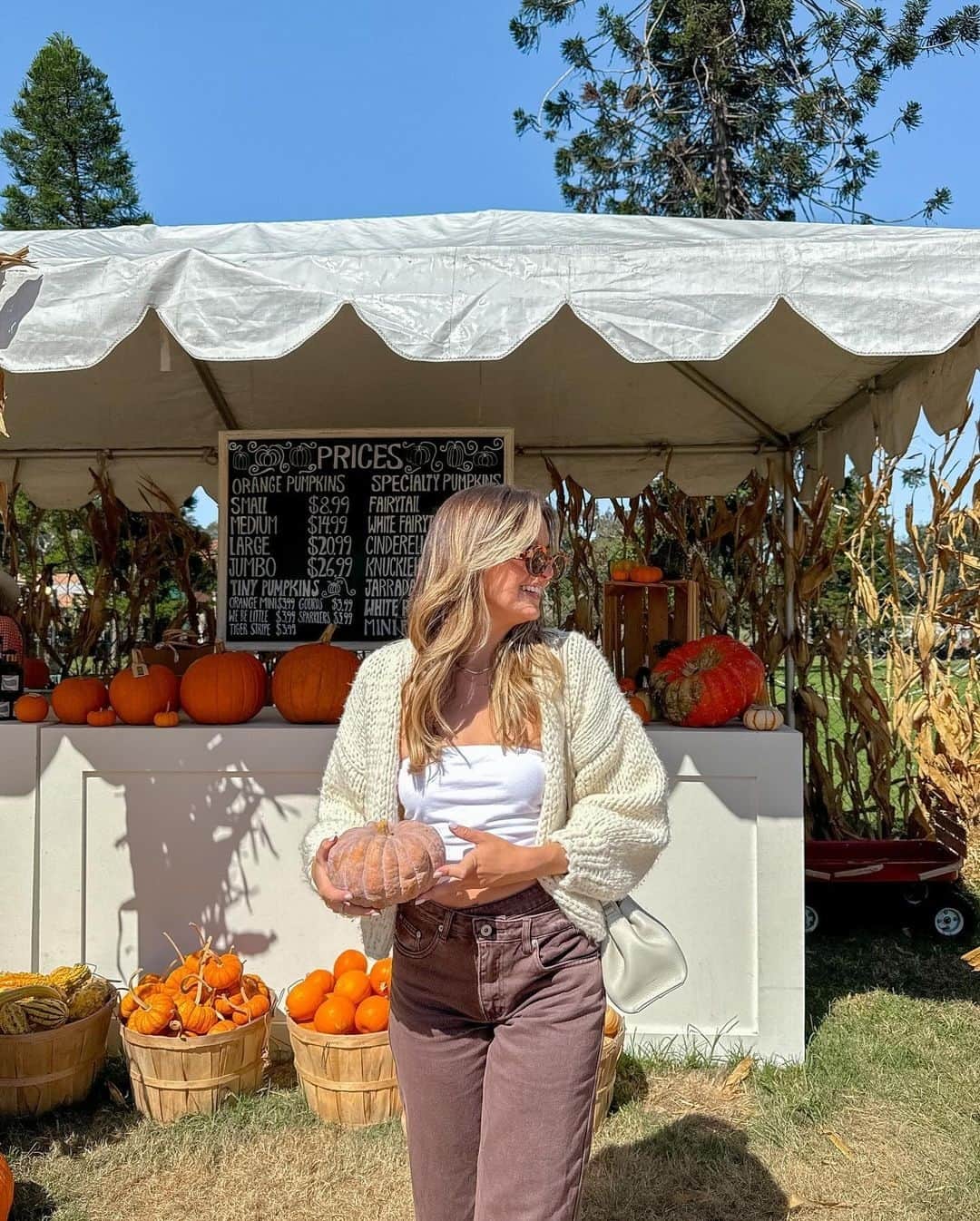 Beginning Boutiqueのインスタグラム：「Fall szn calls for cozy outfits 🧡⁠ The beautiful @ali.knutson styles our Bad Habits Cream Knit Cardigan & Kansis Brown Uneven Waist Jeans!」