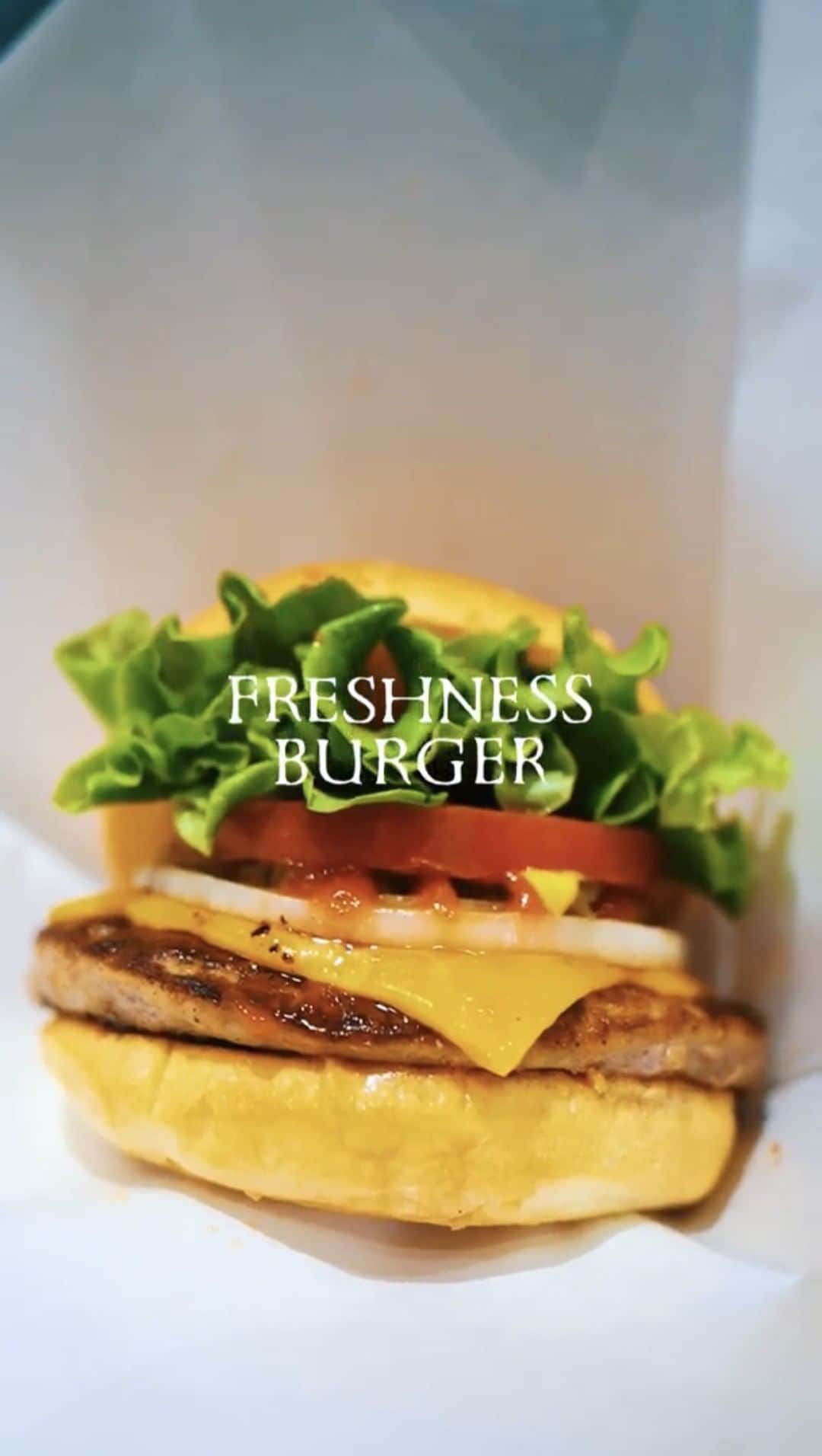 フレッシュネスバーガー【公式】のインスタグラム：「今日は #肉の日 🍔  フレッシュネスバーガー人気No.1の #クラシックチーズバーガー  みなさんは食べたことはありますか？☺️  肉厚ジューシーなパティに チーズがとろけて贅沢な味わい。 新鮮な野菜もたっぷり入っているので 満足感の高い逸品です✨  #フレッシュネス #フレッシュネスバーガー #freshnessburger #freshness #カフェ #グルメ #ランチ #lunch #ご褒美 #スイーツ #カフェ巡り」