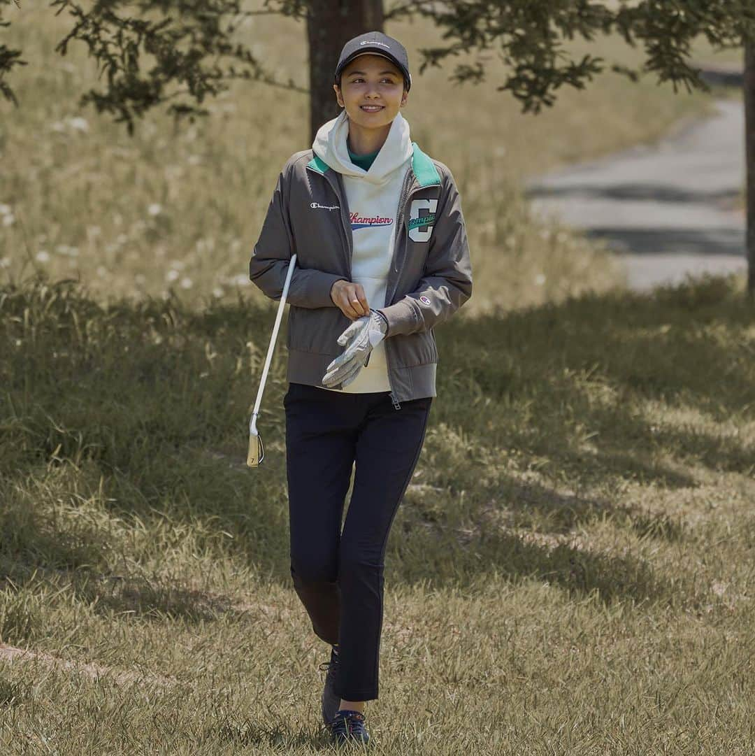 Champion Japanのインスタグラム：「Champion GOLF 23FW Women's  オーセンティックアメリカンアスレチックウェアのエッセンスとファンクショナリティを兼ね備えたコレクション。  刺繍で施されたChampionロゴが特徴のフーデッドスウェットシャツと裏起毛のジャケットを合わせて、冬のゴルフスタイルの完成◎ キャップと合わせて大人カジュアルに🧢  #champion #golf #hat #crewneck #highneckshirt #sneakersocks #sports #チャンピオン #ゴルフ #ハット #クルーネック #ハイネックシャツ #スニーカーソックス #スポーツ」