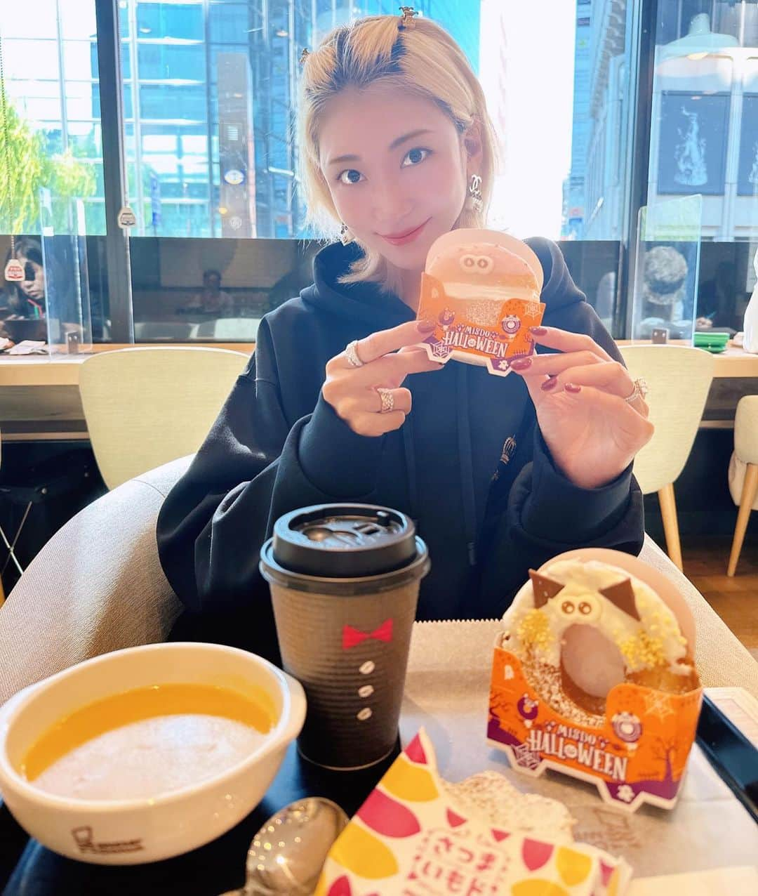 坂井雪乃のインスタグラム：「HAPPY HALLOWEEN🎃👻🍠🍩🍬🧡  ミスドでハロウィンを味わってきたよ🎃🍩✨ かわいいモンスターやねこちゃんをむにゃむにゃ😋  さつまいもドも"そのまんまさつまいも感"たっぷりで大満足🍠❤️  サングラスにパーカーでラフな気分でした🤭またペアな人たち👫♡  #ミスド #ミスタードーナツ #ミスタードーナツ🍩 #🍩 #さつまいもド #ハロウィン #halloween」