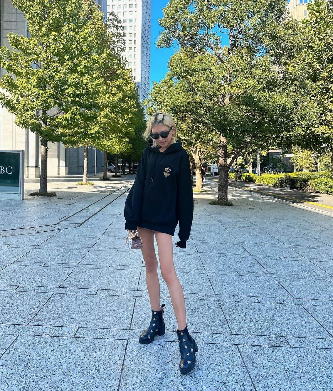 坂井雪乃さんのインスタグラム写真 - (坂井雪乃Instagram)「HAPPY HALLOWEEN🎃👻🍠🍩🍬🧡  ミスドでハロウィンを味わってきたよ🎃🍩✨ かわいいモンスターやねこちゃんをむにゃむにゃ😋  さつまいもドも"そのまんまさつまいも感"たっぷりで大満足🍠❤️  サングラスにパーカーでラフな気分でした🤭またペアな人たち👫♡  #ミスド #ミスタードーナツ #ミスタードーナツ🍩 #🍩 #さつまいもド #ハロウィン #halloween」10月29日 11時02分 - yukino_sakai