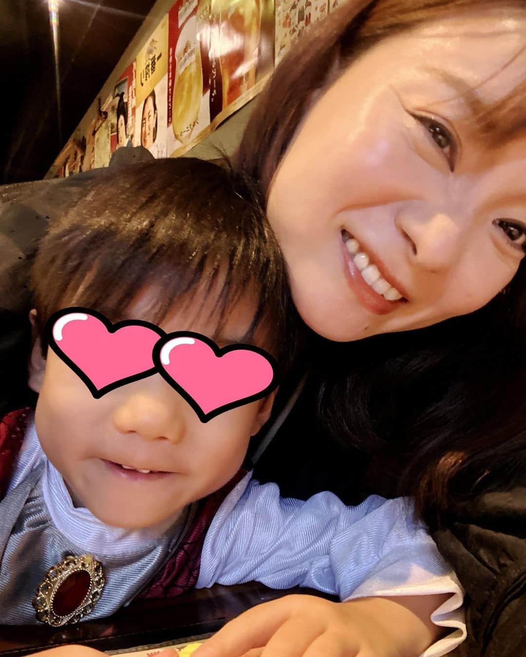 保田圭のインスタグラム：「幼稚園でハロウィンイベントがあったので 息子は張り切ってヴァンパイアに変身✨  ヴァンパイアを選んだところも なんだかちょっと成長を感じる😆  そしてイベントの後は お友達ファミリーとまた『ざうお』  どんだけ ざうお好きなんだよ💕笑  すごく楽しいけど 伊勢海老とかいっぱい釣られたら お会計大変なことになっちゃうから 鯵でお願いします😅🙏」