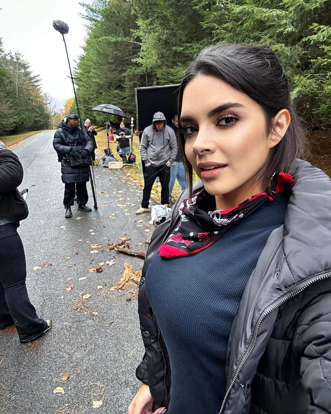 パオラ・ポーリンのインスタグラム：「Hi 👋 insta family .. been busy on set .. but here is a sneak peek  of my movie and my character Julia 🫣🎥! - Hola 👋 familia instagtamera... he estado ocupado en el set... ¡pero aquí hay un adelanto de mi película y mi personaje Julia 🫣🎥!」