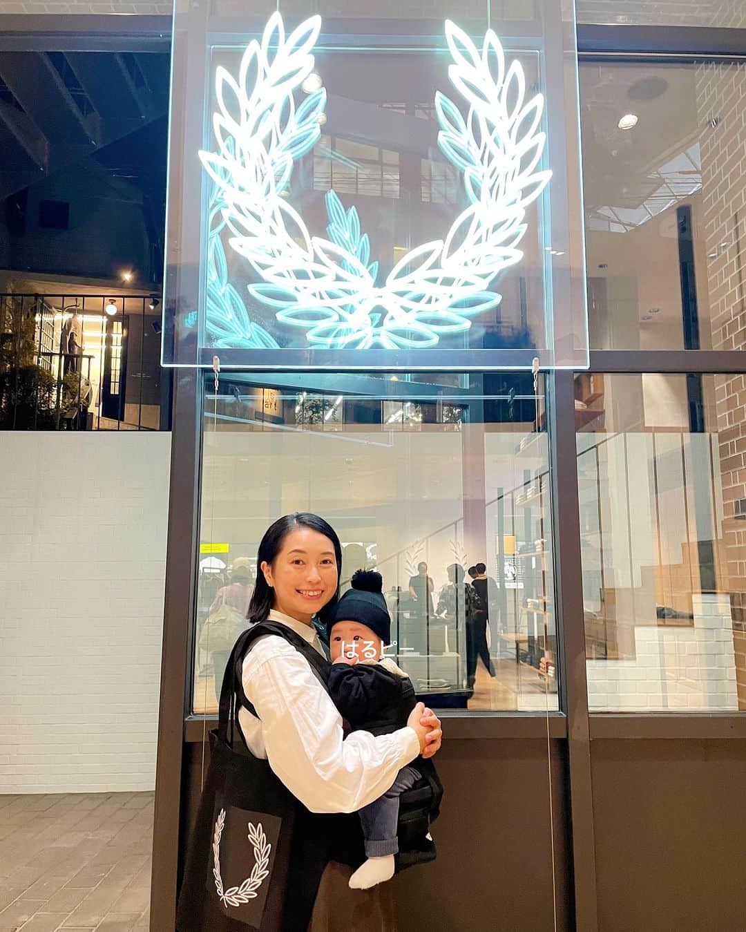 美甘子さんのインスタグラム写真 - (美甘子Instagram)「渋谷区神宮前にある、 FRED PERRY SHOP TOKYO リニューアルオープンパーティーに参加させていただきました😍地下、一階、二階とあり、路面店では世界最大規模とのこと…！DJブースもあり、映像も、お洋服も、とてもおしゃな空間でゆうピーはるピーも黒いセーターとニット帽で少しお洒落して行きました。 ペリーの皆様に可愛がっていただき、良い記念になりました☺️ クラウンリーフの木彫り？のオブジェかっこよかったです。ゆうピーはるピーも早くフレッドペリーのポロシャツ着てみたいね☺️  #ゆうピーはるピー  #フレッドペリー  #FREDPERRY #FREDPERRYSHOPTOKYO」10月29日 11時05分 - rekish_mikako