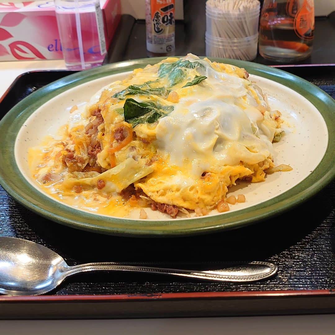 長塚全さんのインスタグラム写真 - (長塚全Instagram)「みかどの、ちゃんぽん。前に食べたけど存在を忘れてしまっていた😓そう、ちゃんぽんがあった！！ちゃんぽんって長崎ちゃんぽんのイメージだけど、沖縄のは野菜とコンビーフの卵とじがご飯にのってるやつ。うまい🤤」10月29日 11時10分 - zen_nagatsuka
