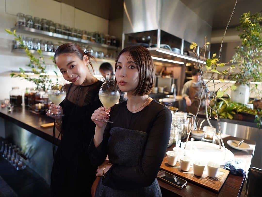 佐野真依子のインスタグラム：「美香が送ってくれた写真が綺麗すぎて SONYのデジカメ欲しくなっちゃう🙈📷🥂 @prada  @mikapu0519  @restaurant_maruta  #PRADAEXPERIENCE #PRADA」