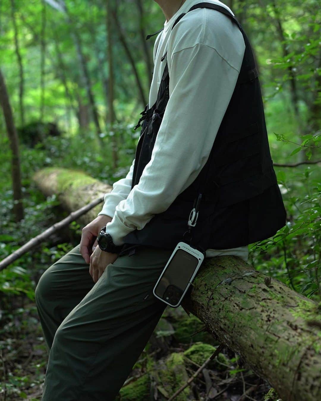 ROOT CO. Designed in HAKONE.のインスタグラム：「. Carry your gears.  #grnoutdoor #teburavest #teburavest21 #outdoorvest #rootco #root_co #magreel360 #shockresistcaseplushold #stretchnylonpants #nylonpants #outdoor #outdoors」