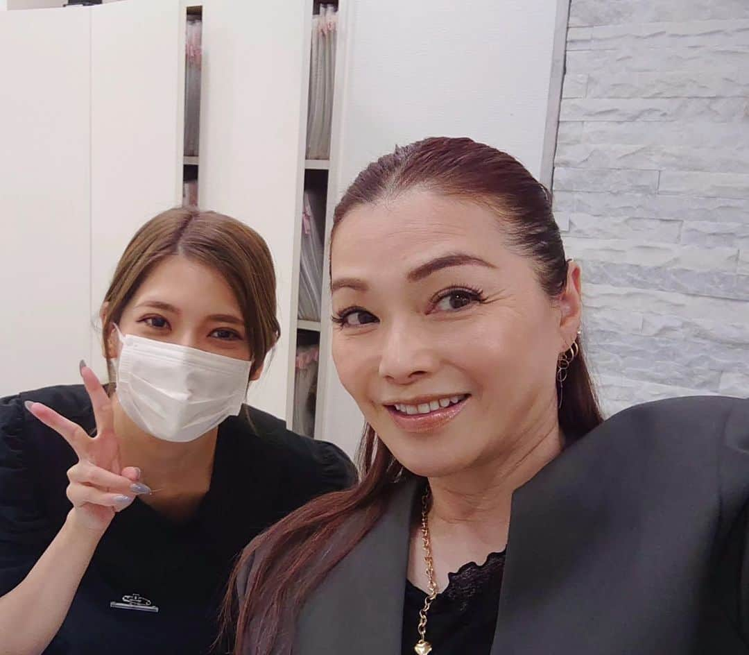 渡辺めぐみさんのインスタグラム写真 - (渡辺めぐみInstagram)「毎月のメンテナンス  マツエクは、目元のお手入れに欠かせません。 目力大事です。  ノーメイクの時も、安心です。  セイカちゃん、いつも有り難う。  @tanasei328  @eyela.tanaka   ネイルも、私の中で欠かせないお手入れです。  手元は、常に目に入るので清潔にしておきたいです🙂👍  @bbnailbeebody   毎回、どんなデザインにするか、相談しながら決めますが、素敵に仕上げて頂き有り難うございます😊⤴️⤴️  最近は、なるべくシンプルにがキーワードかな？  #マツエク #目力 #ノーメイク #ネイルチェンジ #ネイル #シンプルデザイン #フレンチデザイン #instagram」10月29日 11時15分 - meguheart