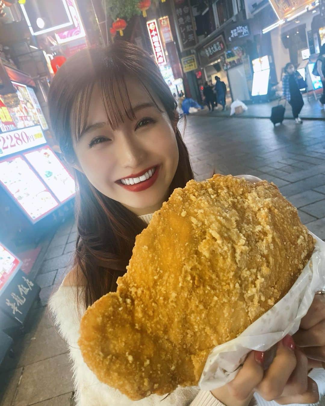 谷川愛梨のインスタグラム：「: 大鶏排！！でかすぎーっ！！！🤣🫶 絶対食べきれへんって思ってたのに 気付いたら完食してた、、 胃袋がブラックホール過ぎて怖い🥲💥  歩くことが多かったからか足の疲労が凄くて 先日、ミアモーレさんに駆け込んだよ〜🥹💨 足がめっちゃ軽くなってルンルンで帰りました♩ 救世主🩹❤️‍🔥いつもいつも感謝ですっ😢🌈」