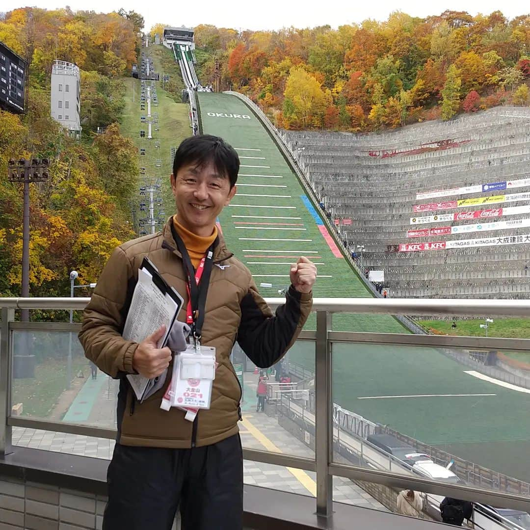 HBC北海道放送アナウンス部のインスタグラム：「川畑恒一です。久々の大倉山は紅葉真っ盛り。 久しぶりに会うジャンパーや、期待のニューフェースに話を聞かせてもらって、やはり現場取材は充実感がありますね。 冬の中継に向けて頑張ります！  #大倉山ジャンプ競技場  #全日本スキー選手権大会  #紅葉 #HBC杯ジャンプ #雪印メグミルク杯 #スキージャンプ ##HBC #アナウンサー #川畑恒一」