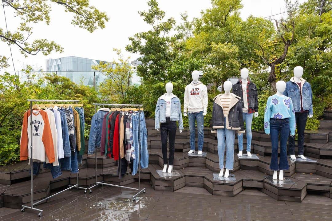 アメリカンイーグルのインスタグラム：「東急プラザ店のイベントを本当に思い出が深いものにしてくれたみんなに感謝🥰  限定デザインのトートバッグと一緒にポーズ🕺🏻楽しい時間をありがとうございました😆  是非来店して最新のホリデーコレクションをチェックしてみてください🛍️  #アメリカンイーグル #americaneaglejp #AEJeans #アメリカンイーグルジーンズ #デニム #ジーンズ #AEコーデ」