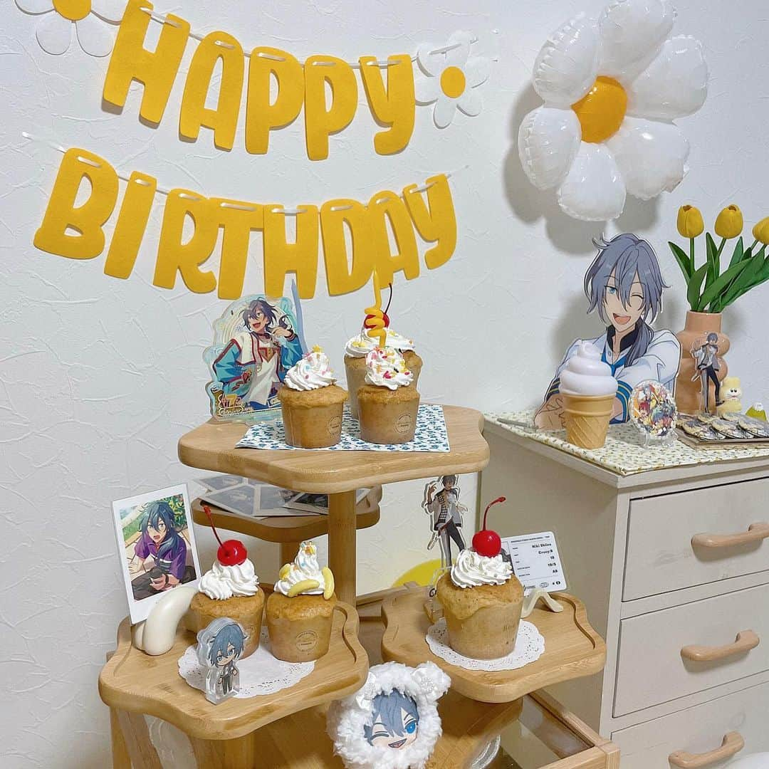 やまもものインスタグラム：「🐝⋆゜  10/5 ハッピーバースデー！ニキちゃん！！！  今日は推しの誕生日🎂🌼  寝室を改造してハピバコーナー作ってました👏🏻  美味しいものたらふく食べていてほしいと願うばかりです🍳✧︎  人生を彩ってくれてありがとうニキちゃん〜〜！！ ラブビーーーム🫶🏻🫶🏻🫶🏻🫶🏻🫶🏻  #本人不在の誕生日会 #推しの誕生日 #推しの生誕祭 #お家でオタ活 #カップケーキ作った #生クリーム作り失敗した」