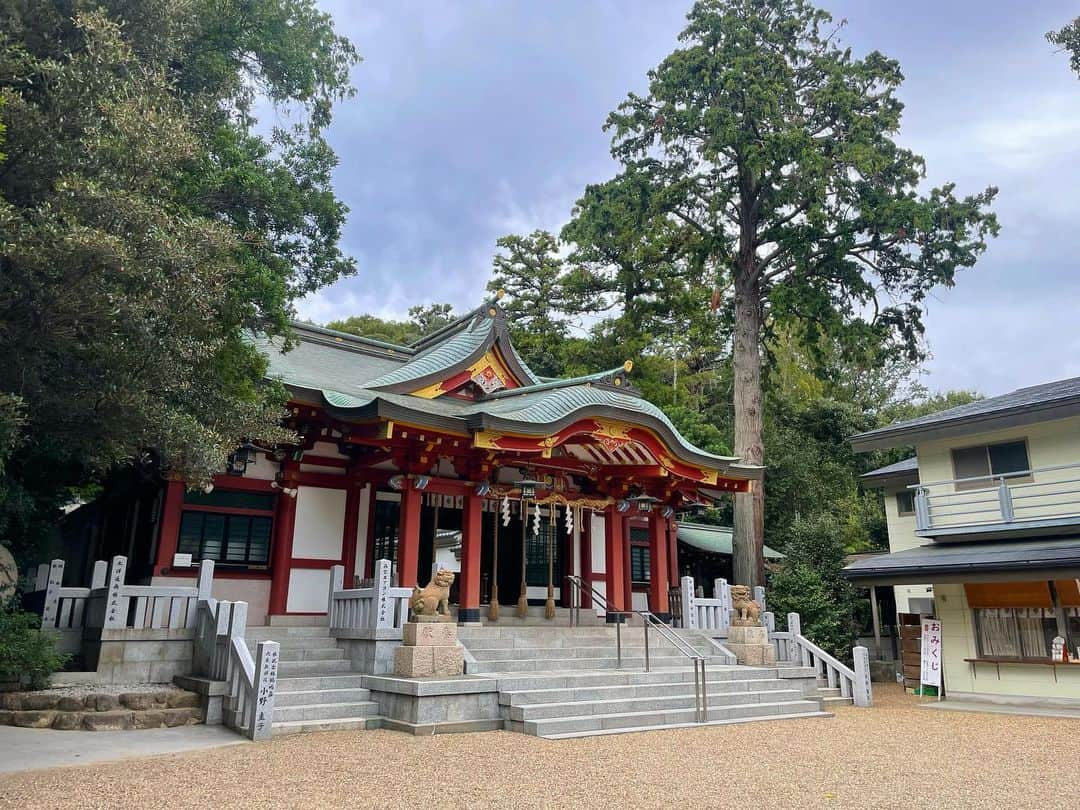 アーキ ホームライフのインスタグラム：「こんにちは！アーキホームの筋肉です！💪 @archihome_hamada  今回は建築についての投稿をします！  兵庫県西宮市にある越木岩神社です⛩ どんな神社かと言いますと、巨岩が複数あるパワースポットです!! 住宅街にある神社ですが、中は静かでゆっくりと見ることができます👀  越木岩神社は地鎮祭の神様を祀っているってしっていましたか❔ 大地主大神を祀っているのだそう💭  これから地鎮祭される方や、棟上げの方、建築される方は是非訪れてパワーを受け取ってきてください！💪  甑岩は「大阪城建設の際、豊臣秀吉に命ぜられこの岩を切り出そうとした石工達は、岩もろ共転げ落ち、どうやっても運び出せなかった」岩とされています。境内から甑岩まで少し歩くのですが、その大きさに圧巻されパワーを感じます👀  是非1度訪れて参拝してみてください！！ 最後まで読んで頂きありがとうございます！ アーキホーム箕面店の濵田でした！👏  #アーキホーム #ホームライフ #新築住宅 #注文住宅 #地鎮祭 #大地主大神 #甑岩 #越木岩神社 #建築 #デザイン #筋肉 #ボディビル #筋トレ」