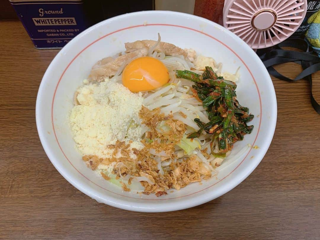 えみっくすさんのインスタグラム写真 - (えみっくすInstagram)「最近ラーメン載せてないけどちゃんと食べてるよーദ്ദി ˃ ᵕ ˂ )  ① ラーメン二郎横浜関内店(汁なし) ②麺屋HERO(一周年限定「みそろー」)(駒込) ③濃麺 海月(千葉) ④麺や いま村(巣鴨) ⑤MENクライ(大門らへん) ⑥らーめん 鴨&葱(巣鴨) ⑦東京らあめんタワー(大門らへん) ⑧ベジポタつけ麺 えん寺(池袋) ⑨炭火焼濃厚中華そば 奥倫道(大門らへん) ⑩麺匠 真武咲弥(渋谷)  ※順不同です  🍬 .｡ _________________________ ｡. 🍬   　えみっくすおすすめのグルメ情報を ︎︎ 　　　▶️ #えみっくすグルメ ◀️  　　　でまとめています⸜(*⃙⃘'ᵕ'*⃙⃘)⸝⋆*   　気になるお店があればぜひ食べに行って  　ハッシュタグをつけて投稿してね📷✨  🍬 .｡ _________________________ ｡. 🍬   #ラーメン  #ラーメン部  #ラーメン女子  #ラーメン二郎  #ラーメン好きな人と繋がりたい  #麺スタグラム  #麺ヘラ  #ラーメン二郎横浜関内店  #二郎  #麺屋hero  #濃麺海月  #いま村  #menクライ  #鴨to葱  #東京らあめんタワー  #えん寺  #ベジポタ  #奥倫道  #真武咲弥  #巣鴨ラーメン  #大門ラーメン  #千葉ラーメン  #関内ラーメン  #関内  #駒込ラーメン  #池袋ラーメン  #渋谷ラーメン  #ramen  #japan」10月5日 20時23分 - emix_momoka