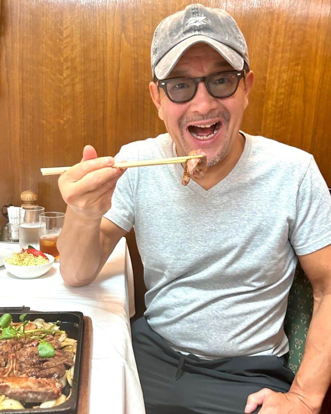 榊原信行さんのインスタグラム写真 - (榊原信行Instagram)「故郷・名古屋“デラうま”巡り第3弾は、“ステーキハウス スエ”です！ 初めてこのお店に来たのは今から約35年前、取引先の看板屋の社長に連れられて来ました。 その時に初めて食べさせてもらったのが、このTボーンステーキでした。 見た目のインパクトと美味しさに虜になりました。 Tボーンステーキだけでなくサイドメニューの自家製パンやたまり味の唐揚げも絶品。 多くの格闘技関係者とも何度もお邪魔している、知る人ぞ知る名古屋グルメの隠れた名店です。 絶品のデラうま！ 最高！  The third stop in my hometown Nagoya's "Dera-uma" tour is "Steak House Sue"! The first time I came to this restaurant was about 35 years ago, when the president of a signboard shop, which was my business partner at the time, introduced me to it. At that time, I made him eat "T-bone steak" for the first time. I fell in love with that steak because of its impressive visuals and delicious taste. This restaurant not only serves T-bone steaks, but also the side menu of homemade bread and tamari soy sauce flavored fried chicken. I have visited this restaurant many times with people involved in martial arts, and it is a hidden Nagoya gourmet restaurant that is only known to those in the know. It was excellent and "Dera-uma“! Awesome!!  #ステーキハウススエ #ステーキ #名古屋 #名古屋グルメ #steak #nagoya #nagoyafood #nagoyafgourmet #nagoyafrestaurant #japanfoodie #japaneats #Derauma #デラうま #バラさんの日常🌹 #バラさんオススメグルメ🌹」10月5日 18時57分 - nobu_sakakibara