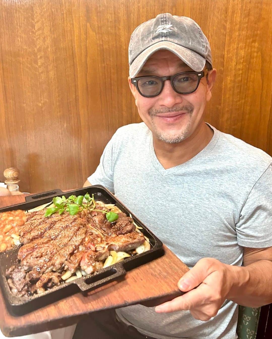 榊原信行さんのインスタグラム写真 - (榊原信行Instagram)「故郷・名古屋“デラうま”巡り第3弾は、“ステーキハウス スエ”です！ 初めてこのお店に来たのは今から約35年前、取引先の看板屋の社長に連れられて来ました。 その時に初めて食べさせてもらったのが、このTボーンステーキでした。 見た目のインパクトと美味しさに虜になりました。 Tボーンステーキだけでなくサイドメニューの自家製パンやたまり味の唐揚げも絶品。 多くの格闘技関係者とも何度もお邪魔している、知る人ぞ知る名古屋グルメの隠れた名店です。 絶品のデラうま！ 最高！  The third stop in my hometown Nagoya's "Dera-uma" tour is "Steak House Sue"! The first time I came to this restaurant was about 35 years ago, when the president of a signboard shop, which was my business partner at the time, introduced me to it. At that time, I made him eat "T-bone steak" for the first time. I fell in love with that steak because of its impressive visuals and delicious taste. This restaurant not only serves T-bone steaks, but also the side menu of homemade bread and tamari soy sauce flavored fried chicken. I have visited this restaurant many times with people involved in martial arts, and it is a hidden Nagoya gourmet restaurant that is only known to those in the know. It was excellent and "Dera-uma“! Awesome!!  #ステーキハウススエ #ステーキ #名古屋 #名古屋グルメ #steak #nagoya #nagoyafood #nagoyafgourmet #nagoyafrestaurant #japanfoodie #japaneats #Derauma #デラうま #バラさんの日常🌹 #バラさんオススメグルメ🌹」10月5日 18時57分 - nobu_sakakibara