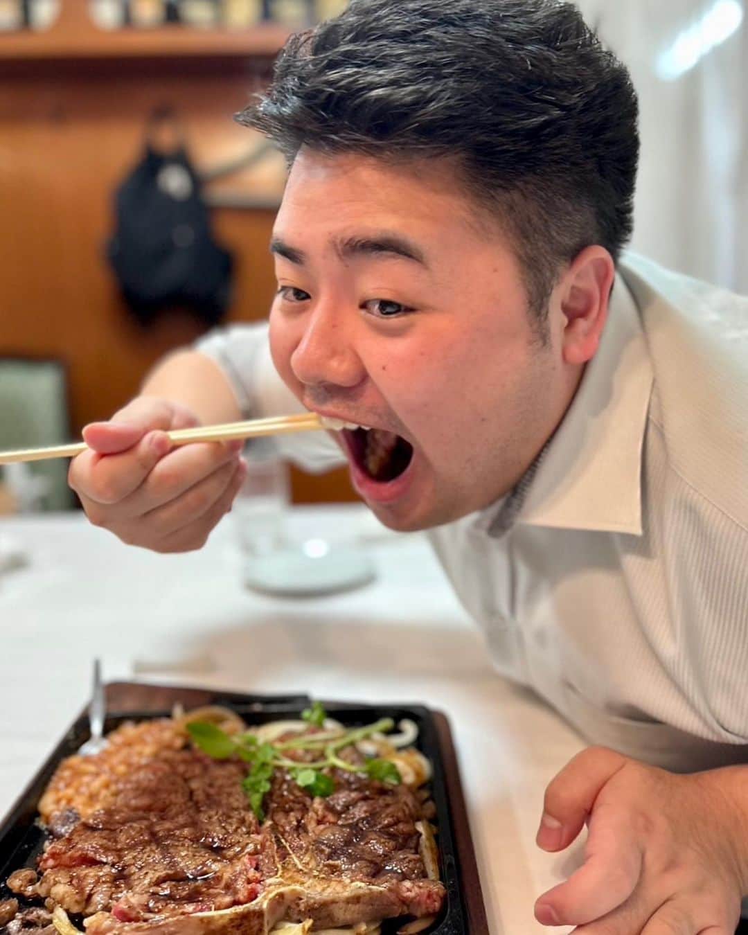 榊原信行さんのインスタグラム写真 - (榊原信行Instagram)「故郷・名古屋“デラうま”巡り第3弾は、“ステーキハウス スエ”です！ 初めてこのお店に来たのは今から約35年前、取引先の看板屋の社長に連れられて来ました。 その時に初めて食べさせてもらったのが、このTボーンステーキでした。 見た目のインパクトと美味しさに虜になりました。 Tボーンステーキだけでなくサイドメニューの自家製パンやたまり味の唐揚げも絶品。 多くの格闘技関係者とも何度もお邪魔している、知る人ぞ知る名古屋グルメの隠れた名店です。 絶品のデラうま！ 最高！  The third stop in my hometown Nagoya's "Dera-uma" tour is "Steak House Sue"! The first time I came to this restaurant was about 35 years ago, when the president of a signboard shop, which was my business partner at the time, introduced me to it. At that time, I made him eat "T-bone steak" for the first time. I fell in love with that steak because of its impressive visuals and delicious taste. This restaurant not only serves T-bone steaks, but also the side menu of homemade bread and tamari soy sauce flavored fried chicken. I have visited this restaurant many times with people involved in martial arts, and it is a hidden Nagoya gourmet restaurant that is only known to those in the know. It was excellent and "Dera-uma“! Awesome!!  #ステーキハウススエ #ステーキ #名古屋 #名古屋グルメ #steak #nagoya #nagoyafood #nagoyafgourmet #nagoyafrestaurant #japanfoodie #japaneats #Derauma #デラうま #バラさんの日常🌹 #バラさんオススメグルメ🌹」10月5日 18時57分 - nobu_sakakibara
