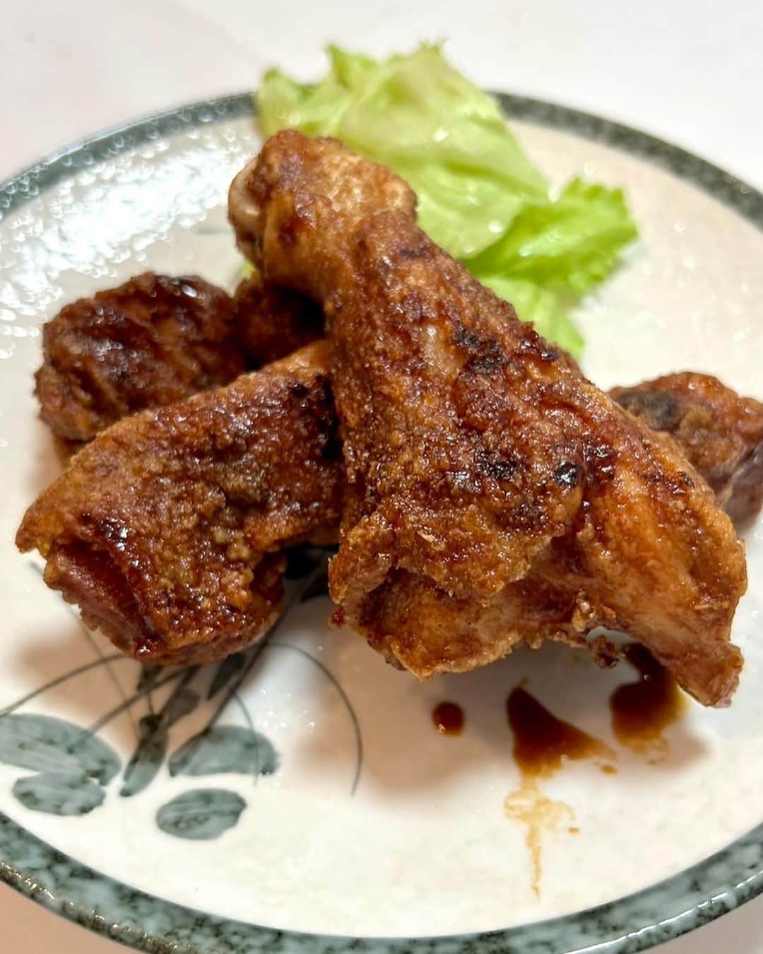 榊原信行さんのインスタグラム写真 - (榊原信行Instagram)「故郷・名古屋“デラうま”巡り第3弾は、“ステーキハウス スエ”です！ 初めてこのお店に来たのは今から約35年前、取引先の看板屋の社長に連れられて来ました。 その時に初めて食べさせてもらったのが、このTボーンステーキでした。 見た目のインパクトと美味しさに虜になりました。 Tボーンステーキだけでなくサイドメニューの自家製パンやたまり味の唐揚げも絶品。 多くの格闘技関係者とも何度もお邪魔している、知る人ぞ知る名古屋グルメの隠れた名店です。 絶品のデラうま！ 最高！  The third stop in my hometown Nagoya's "Dera-uma" tour is "Steak House Sue"! The first time I came to this restaurant was about 35 years ago, when the president of a signboard shop, which was my business partner at the time, introduced me to it. At that time, I made him eat "T-bone steak" for the first time. I fell in love with that steak because of its impressive visuals and delicious taste. This restaurant not only serves T-bone steaks, but also the side menu of homemade bread and tamari soy sauce flavored fried chicken. I have visited this restaurant many times with people involved in martial arts, and it is a hidden Nagoya gourmet restaurant that is only known to those in the know. It was excellent and "Dera-uma“! Awesome!!  #ステーキハウススエ #ステーキ #名古屋 #名古屋グルメ #steak #nagoya #nagoyafood #nagoyafgourmet #nagoyafrestaurant #japanfoodie #japaneats #Derauma #デラうま #バラさんの日常🌹 #バラさんオススメグルメ🌹」10月5日 18時57分 - nobu_sakakibara