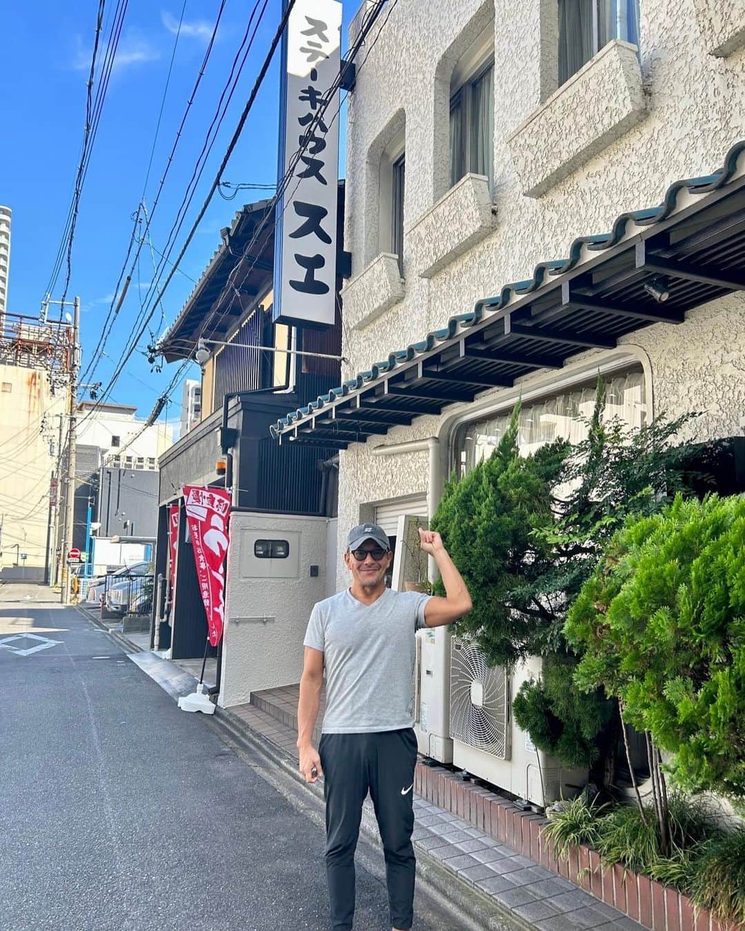 榊原信行さんのインスタグラム写真 - (榊原信行Instagram)「故郷・名古屋“デラうま”巡り第3弾は、“ステーキハウス スエ”です！ 初めてこのお店に来たのは今から約35年前、取引先の看板屋の社長に連れられて来ました。 その時に初めて食べさせてもらったのが、このTボーンステーキでした。 見た目のインパクトと美味しさに虜になりました。 Tボーンステーキだけでなくサイドメニューの自家製パンやたまり味の唐揚げも絶品。 多くの格闘技関係者とも何度もお邪魔している、知る人ぞ知る名古屋グルメの隠れた名店です。 絶品のデラうま！ 最高！  The third stop in my hometown Nagoya's "Dera-uma" tour is "Steak House Sue"! The first time I came to this restaurant was about 35 years ago, when the president of a signboard shop, which was my business partner at the time, introduced me to it. At that time, I made him eat "T-bone steak" for the first time. I fell in love with that steak because of its impressive visuals and delicious taste. This restaurant not only serves T-bone steaks, but also the side menu of homemade bread and tamari soy sauce flavored fried chicken. I have visited this restaurant many times with people involved in martial arts, and it is a hidden Nagoya gourmet restaurant that is only known to those in the know. It was excellent and "Dera-uma“! Awesome!!  #ステーキハウススエ #ステーキ #名古屋 #名古屋グルメ #steak #nagoya #nagoyafood #nagoyafgourmet #nagoyafrestaurant #japanfoodie #japaneats #Derauma #デラうま #バラさんの日常🌹 #バラさんオススメグルメ🌹」10月5日 18時57分 - nobu_sakakibara