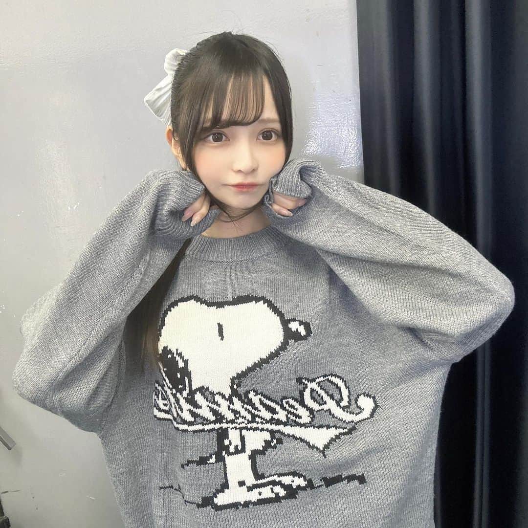 のインスタグラム：「. たまたま急いで買ったニット可愛かった(•ˉ ꒳ ˉ•)スヌーピー🎶」