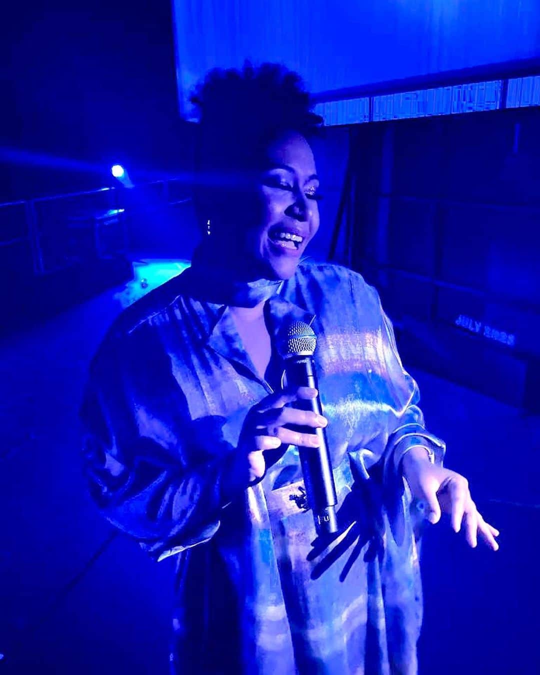 Emeli Sandéさんのインスタグラム写真 - (Emeli SandéInstagram)「Wow South Africa!!!  🇿🇦✨✨🥹😍💜 Thank you for an incredible trip!  It was a real highlight to sing Brighter Days with the wonderful  @mzansiyouthchoir  ☀️🙏🏽 beautiful energy, stunning talent!   Thank you Aunty Rhoda and Helen for flying in from Zambia for a Sande musical reunion 🥰🥰  Pleasure to meet you @saadique @madame_picasso 💜 thank you for the fabulous glam! 🦸🏽‍♀️  And @thebemagugu thank you for the beautiful dresses! Absolutely love your work!! 😍  Massive thank you to Mpumi Madisa, @mrdavidbloch @hillsshaw @debbierakusin @lwazimngoma  for making us all feel so welcome!  My first show in Africa! Can’t wait to come back again x 🌍🎶」10月5日 18時54分 - emelisande