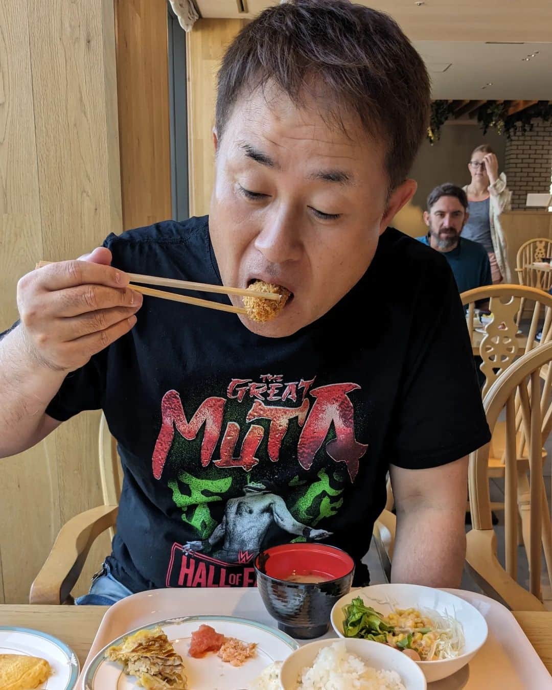 古賀シュウのインスタグラム：「この間  事務所の先輩 ものまね破壊王 神奈月さんと広島の仕事で泊まり！！  朝の朝食で 牡蠣をほうばる神奈月さん^⁠_⁠^  この日 営業で盛り上がる極意を教わりました^⁠_⁠^  良し次から試そう✨」
