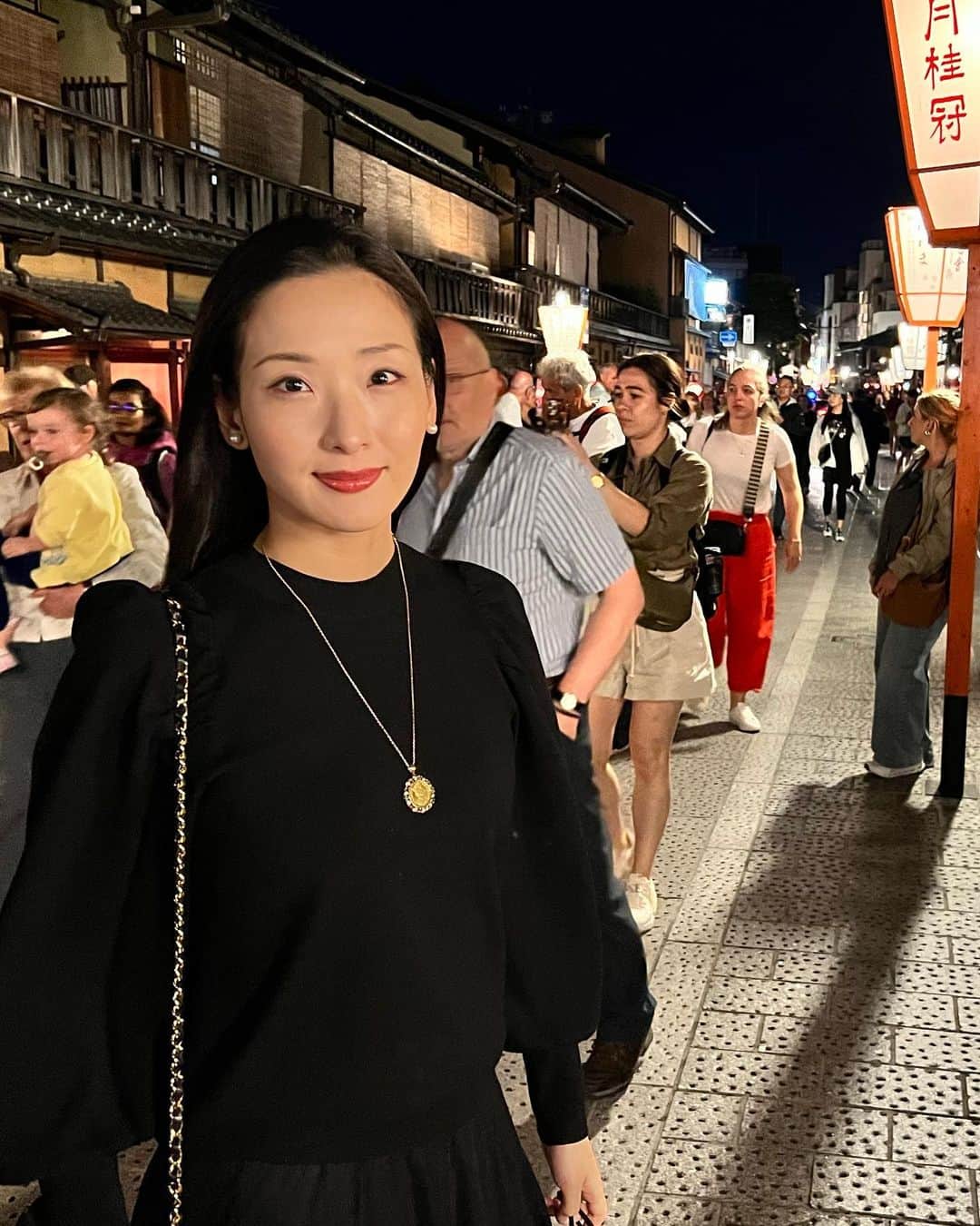 のインスタグラム：「祇園甲部の温習会を拝見しました！  芸舞妓さん達が舞台で古典を舞われるのを観るのは初めてだったのですが、なんでしょう…日本舞踊版の宝塚のような…芸舞妓さんだけが舞台上に現れて、いろんな演目を踊られ、芸舞妓さんだけが持っている艶やかさや香りが伝わってくるような…そんな感じがしました。  今日は弾丸の日帰り京都でしたが、京都が大好きなので、少しでも空気吸えて良かったです(笑)  #京都 #kyoto #祇園甲部 #祇園歌舞練場」
