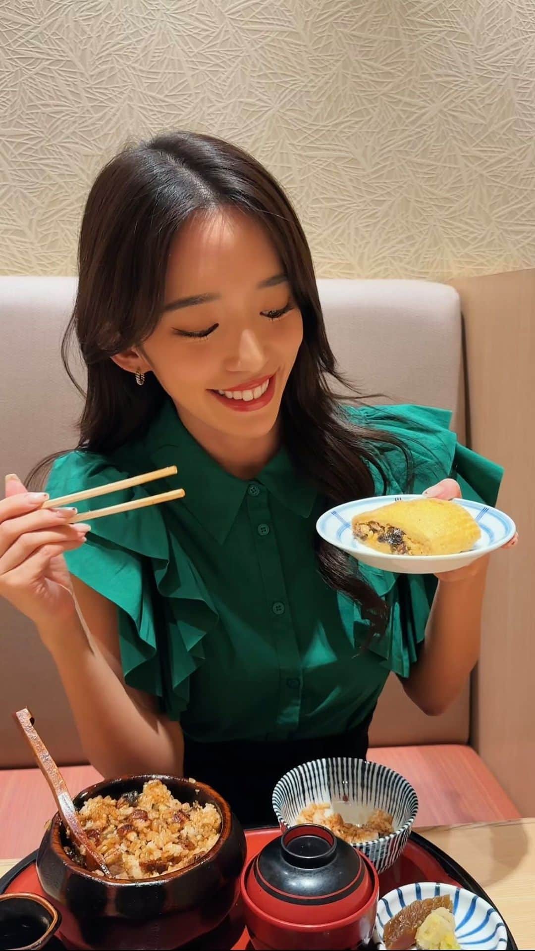 柳本絵美のインスタグラム：「名古屋のご飯を堪能しました🍴🤤💨  🌸食べたもの ・TIADのアフターヌーンティー🫖 ・蓬莱軒のひつまぶし、鰻巻き、松茸の天ぷら、 ＋3週間ぶりのスーパードライ🍺 ・モーニングブュッフェ好きなものもりもり😍 →ズワイガニのエッグベネディクト、パン×2などw  1日で終わらせるつもりが…。👿 2日目はお寿司のコース→ 3日目朝ご飯は TIADモーニングのシグネチャー アボカドトーストをどうしても食べたくて🥑 ちゃっかり美味しく食べてきました🤭笑 (1つに収まらなかったから、また別でアップします！🥺)  おいしいもの口とお腹いっぱい入れてきたので 切り替えていきます🏃‍♀️✨ 大会まで、ちょうどあと1ヵ月🔥 バタバタだけど、準備しっかりがんばります🩷」