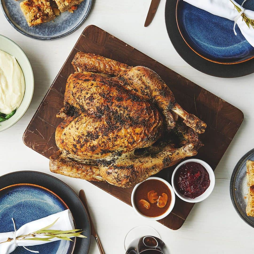 TYSONS&COMPANYさんのインスタグラム写真 - (TYSONS&COMPANYInstagram)「【2023 Thanksgiving / Delivery】  今年もTYSONS & COMPANYのケータリングチーム「Bond St. Kitchen」が手掛けるデリバリーパッケージで感謝祭をご自宅やオフィスでお祝いしませんか？  一羽丸々じっくりと火入れをした迫力のローストターキーがメインのパッケージです。 数量限定なので、是非お早めにご予約ください！詳細はこちらから： https://www.tablecheck.com/ja/shops/tysons/reserve  BOND ST. KITCHEN 11/23 - 11/26 Thanksgiving ターキーパッケージ ¥38,000 ●ローストターキー ホール1羽 約7Kg（約8名様分） ●マッシュルームグレービーソース（600g） ●クランベリーレリッシュ（320g） ●T.Y. オリジナルコーンブレッドスタッフィング（8ピース） ●インゲンのソテー（500g） ●マッシュポテト（400g）  #thanksgiving #thanksgivingdinner #サンクスギビング #サンクスギビングディナー #ケータリング #ローストターキー # #bondstkitchen #デリバリー #tysonsandcompany」10月5日 18時55分 - tysonsandcompany