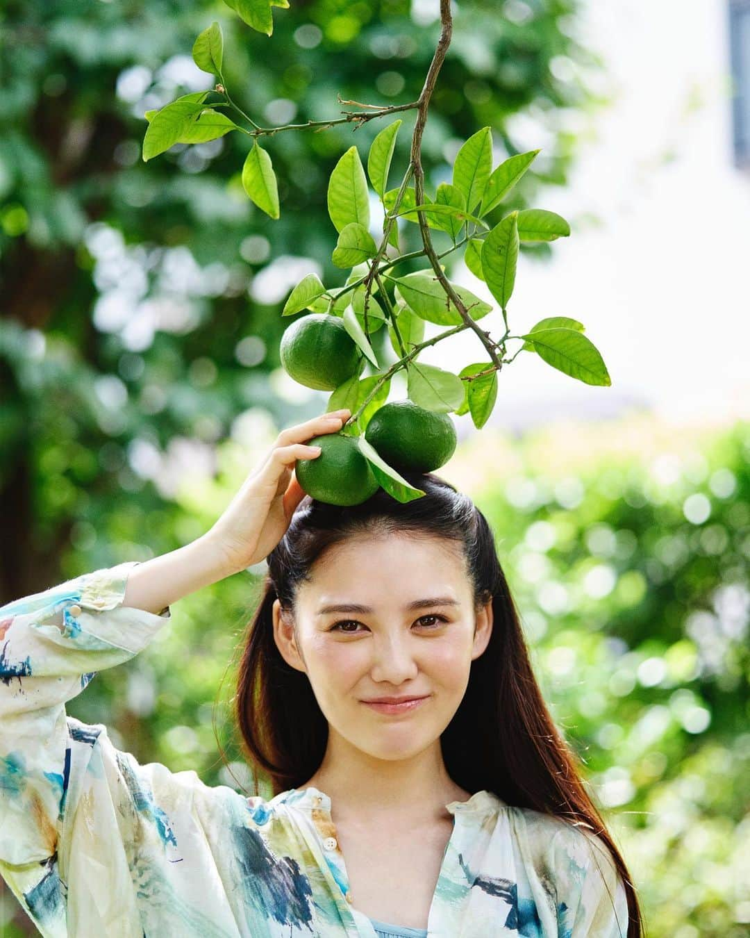 北香那のインスタグラム：「本日発売の週刊文春「原色美女図鑑」に掲載されています。  大好きな人たちと楽しい撮影❤︎ 夢のような時間でした。 皆様に買っていただけますように…！！  以下、掲載雑誌、またはWeb記事一覧です。  　9月25日発売 「スカパー！TVガイド BS+CS」10月号 「スカパー！TVガイドプレミアム」10月号  9月27日発売 「 #BPASS 」11月号  9月28日発売 「 #ココハナ 」11月号  10月4日公開 「 #B-plus 」 https://www.business-plus.net/special/2310/sp0171.html  10月5日発行 「 #DOKUSO マガジン」10月号（vol.25）  10月5日発売 「 #スポーツ報知 」シネマの小箱  10月7日 フジテレビCS/日本映画専門チャンネル「男おばさん！！」  # 北香那 #春画先生」