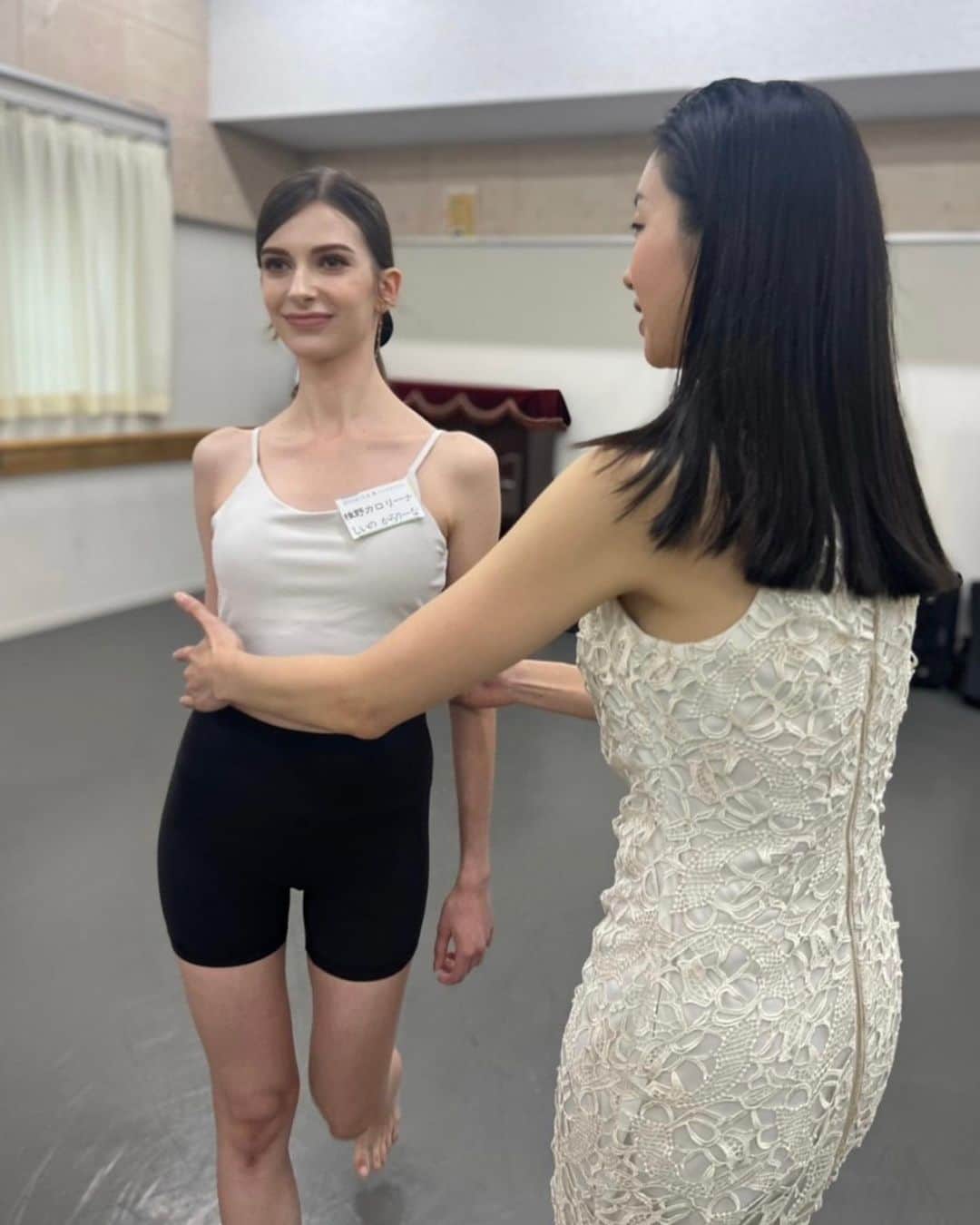 のインスタグラム：「こんばんは🌛 最近は忙しいからか、、、1週間があっという間😳 皆様はどうお過ごしですか。  本日はウォーキングのお話を👠  【2024ミス日本コンテスト第一期勉強会】 ウォーキングの基礎：WALK&WAY 福村あけみ先生  いつもお世話になっているあけみ先生とミス日本の勉強会を通してお会いできるなんて感慨深いものがあります😳✨  私は15歳の頃からモデルを始め、高校生までは毎週ウォーキングレッスンに参加しておりました。 普段は広告やファッションの撮影が多いため、ショーの経験はそれほど多くはありませんが東京コレクションに出させていただいた経験もあります。 ウォーキングというものは非常に奥が深く、何年やっても課題や改善点が見つかり、ゴールはありません。 日々意識し、練習を重ねることがとても重要です。  今回のレッスンは姿勢、足裏の使い方、筋肉の使い方などの基礎からしっかり行い、表情やオーラといった自分の内面を表現するところまで指導いただきました。  緊張したり、自信がなくなると人は自然と肩が上がり丸まり、姿勢が悪くなっていきます。猫背や姿勢が悪いことは内面にも影響してしまうのです。 もし気分が落ち込んでいてネガティブな状態だったとしても、胸の位置が上がり肩が開いて堂々とした姿勢でいると、その姿勢に引っ張られ気持ちも安定していきます。  私も気合を入れる時は、姿勢を正すことを心がけていますが、なんだか気持ちも前向きになりやる気に満ち溢れます。  改めて姿勢が外見のみならず内面にも大きな影響を与える事の大切さを学びました👠 ウォーキングや姿勢は「1日して成らず」なので、これかもコツコツと、意識と自主練を重ねていきます🤍  あけみ先生、レッスンありがとうございました。  椎野 カロリーナ  #ミス日本 #ミス日本の勉強会 #ミス日本コンテスト #ミス日本勉強会 #ミス日本2024 #ミス日本ファイナリスト2024」