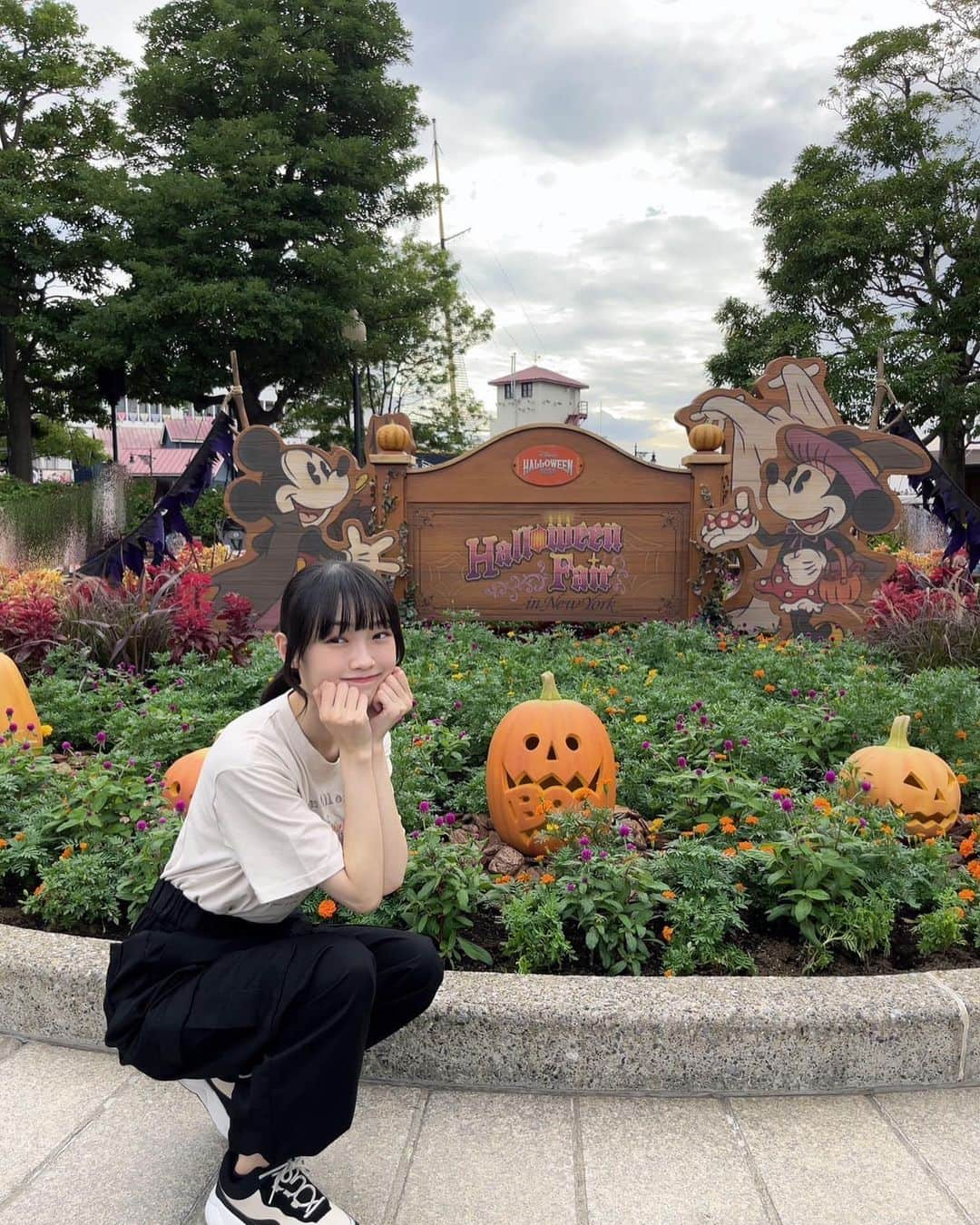 山﨑愛生さんのインスタグラム写真 - (山﨑愛生Instagram)「. 夢の国に行ったよ♪ ハロウィーン🎃楽しかった😆  📷 ♡ハロウィーンオリジナルの ドリームガーランドシール♪ ♡パンプキンミルク🧋 ♡デコレーション可愛い🎃 ♡サツマイモプリン🍮🍠  美味しかったです😋  #夢の国 #ディズニー #ディズニーシー #disney  #ハロウィン #ハロウィーン #カボチャ #ディズニーハロウィーン  #ダッフィーフレンズ   #山﨑愛生 #パンダさんパワー  #モーニング娘 #モーニング娘23  #morningmusume23」10月5日 18時59分 - mei_yamazaki.official