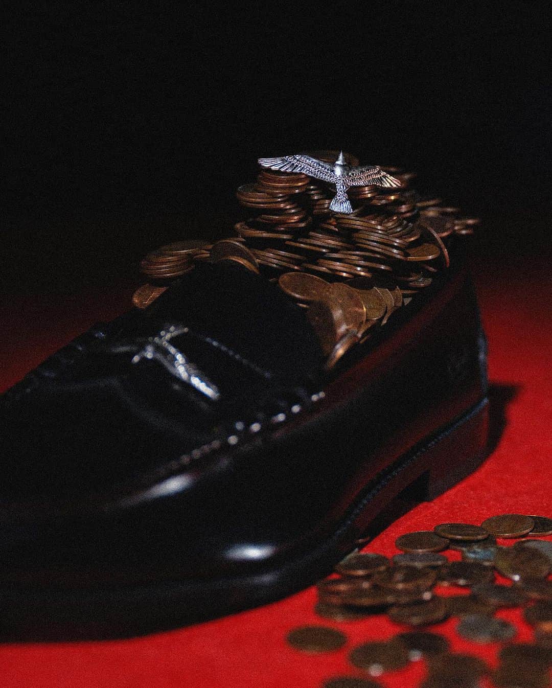 JOURNAL STANDARDさんのインスタグラム写真 - (JOURNAL STANDARDInstagram)「革靴の新たな価値観を構築することをコンセプトに、 MADE IN JAPANのクラシックローファーのみを幅広いデザインで発信する 〈The Kenford Fineshoes / ケンフォードファインシューズ　@kenford_fineshoes_official〉は、  ローファーに取り付ける真鍮製のアクセサリーを10/6(金)18:00より販売。   アッパー中央部分の切れ込みに1セントを挟み込むローファー独自の文化をケンフォードなりに解釈し、 ＜IN-PUT-OUT @in_put_out ＞と共同製作したアクセサ リー。自身で装着を行うだけで、シンプルなデザインにビットローファーのような装飾性をもたらすことが可能となる。  ”プレッピースタイル“をアップデートしたスタイリングと共に表現したルックは、ルーツを尊重しながら進化をしていくブランドのアティチュード を示している。  また、商品の発売に合わせて、東京・名古屋・京都・福岡のジャーナル スタンダード内に期間限定Popup Storeをオープン。  １店舗目となるジャーナル スタンダード表参道店では、10/6(金)18:00よりローンチパーティーを開催する。  #kenford #inputout ----------------------------------------------------------- “Loafers Accessories” Launch Party  10/6 Fri 18:00~21:00 at JOURNAL STANDARD OMOTESANDO  Entrance Free ----------------------------------------------------------- VLOT @prod_by_vlot PARISA @parisakanno YUZRU @yuzrusaeki -----------------------------------------------------------  . Popup Store “IRIBITARI” at JOURNAL STANDARD  10/6 Fri-10/15 Sun JOURNAL STANDARD OMOTESANDO @jsomotesando  10/20 Fri -10/29 Sun BAYCREW’S STORE NAGOYA @baycrewsstore_nagoya  10/31 Tue - 11/12 Sun JOURNAL STANDARD KITASENJU  11/3 Fri -11/12 Sun JOURNAL STANDARD KYOTO @js.kyoto  11/17 Fri – 11/26 Sun JOURNAL STANDARD FUKUOKA  @jsfukuoka   -----------------------------------------------------------  #2023aw #journalstandard #baycrews #fashion #journalstandardmens #journalstandardladies #ジャーナルスタンダード」10月5日 19時00分 - journalstandard.jp