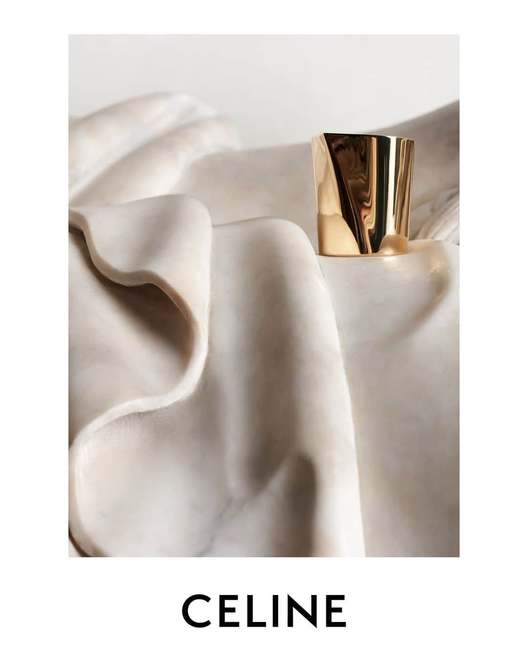 Celineのインスタグラム：「LA COLLECTION DES GRANDS CLASSIQUES CELINE SESSION 07  CELINE JEWELRY CELINE FORMES ABSTRAITES CUFF  @HEDISLIMANE PHOTOGRAPHY ROME SEPTEMBER 2023  PALAZZO FARNESE   CELINE’S LATEST WOMEN’S CAMPAIGN FOR LA COLLECTION DES GRANDS CLASSIQUES HAS BEEN PHOTOGRAPHED BY HEDI SLIMANE IN ROME IN SEPTEMBER 2023 AT PALAZZO FARNESE.   FOR THE FIRST TIME EVER, A COUTURE HOUSE HAS GAINED ACCESS TO THE PALACE.  PALAZZO FARNESE, A RENOWNED ROMAN PALACE, DESIGNED BY ANTONIO DA SANGALLO IL GIOVANE, BUILT IN THE 16TH CENTURY AND COMPLETED BY MICHELANGELO, IS AN EXAMPLE OF HIGH RENAISSANCE ARCHITECTURE.  HOME TO NUMEROUS MASTERPIECES COMBINING PAINTINGS, SCULPTURES AND ARCHITECTURE; GALLERIES ARE DECORATED WITH FRESCOS INCLUDING THE MONUMENTAL FRESCO CYCLE BY ANNIBALE CARRACCI, WALLS ARE EMBELLISHED WITH TAPESTRIES AMONGST DECORATED SARCOPHAGUSES AND ROMAN SCULPTURES.   THE PALACE HAS BEEN THE FRENCH EMBASSY’S RESIDENCE IN ITALY SINCE 1874.  #CELINEBYHEDISLIMANE」
