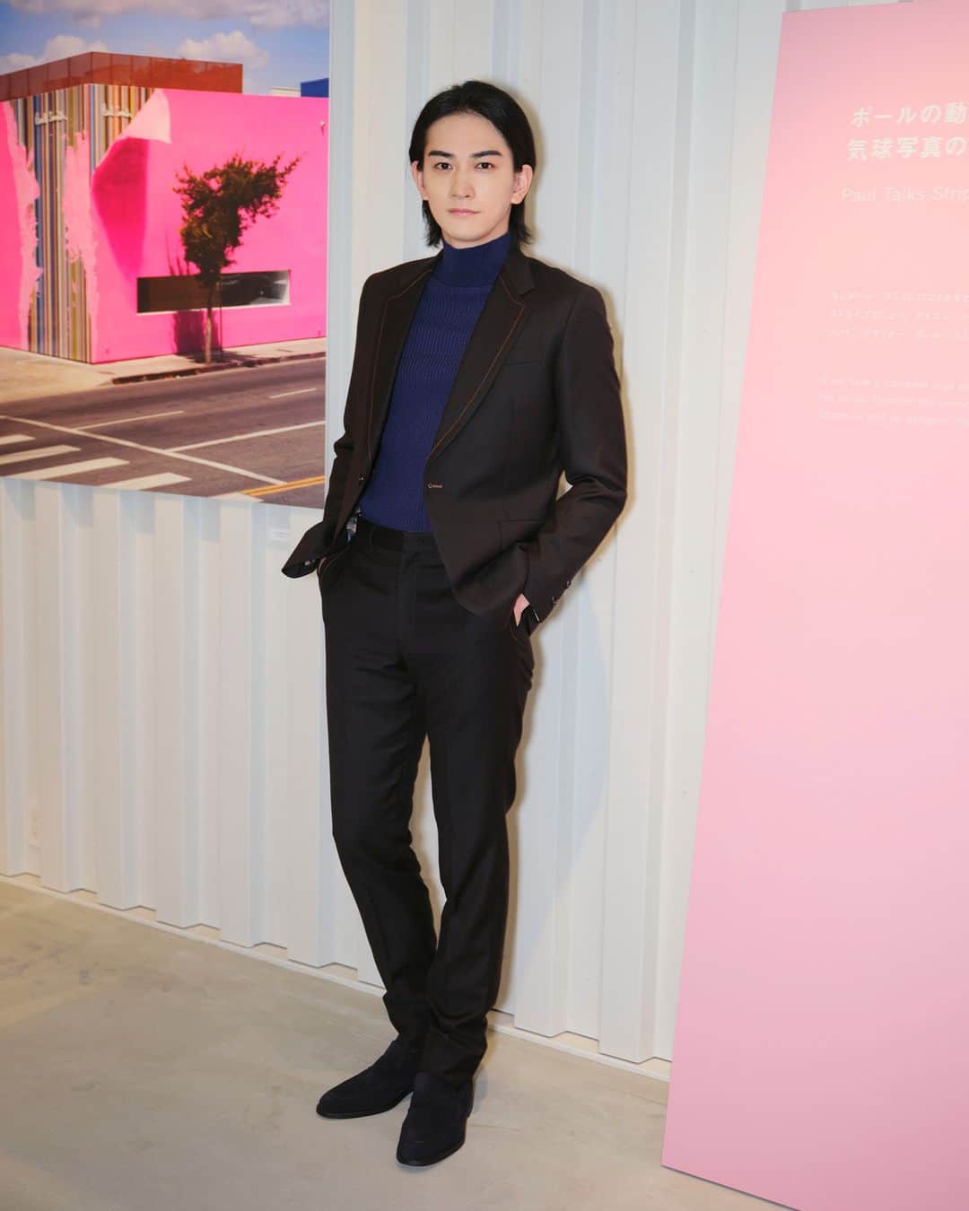 のインスタグラム：「東京・原宿のBANK GALLERY（バンクギャラリー）にて開催中のポップアップイベント『ポール・スミス ストライプを紐解く − STRIPE, UNFOLDED』に俳優の町田啓太さんが来てくださいました。  本展では、ポール・スミスを象徴する「シグネチャーストライプ」の過去と現在を紐解くさまざまなインスタレーションをお楽しみいただけます。ぜひお立ち寄りください。10月15日（日）まで。 ※入場無料（予約優先）  詳細はプロフィール のリンクより。  #stripeunfolded」
