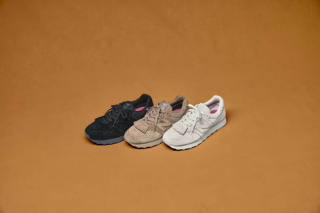 ABCマートさんのインスタグラム写真 - (ABCマートInstagram)「. ＜NEW　IN＞   NEW BALANCE WL996TJ2 BROWN(J2) WL996TL2 GRAY(L2) WL996TK2 BLACK(K2) ￥14,080  1988年に登場した「996」のオリジナルのデザインを女性向けに流麗にシェイプしたアッパーにトレンドの厚底ソールを採用した「996T」がニューデザインで登場。取り外し可能なタッセルを前足部に採用した新提案コレクションが登場。秋冬シーズンに合わせてナチュラルエッセンスを取り入れ、トーナルカラーにスエード/テキスタイルを採用し、パンチング加工をほどこし、バックタブにはゴールドのＮロゴをあしらえている。  2023/10/6（金）　9：00～ ABC-MART  ONLINE STOREで【先行予約】受付開始 詳しくはABC-MART  ONLINE STOREをご確認下さい！  期間：2023/10/15（日）　23：59まで  🔗https://www.abc-mart.net/shop/e/e10090048/  #abcmart #abcマート #abcgs #nb #newbalance #ニューバランス #WL996TJ2 #WL996TL2 #WL996TK2 #WL996T #厚底 #タッセル」10月5日 19時00分 - abc_mart_japan