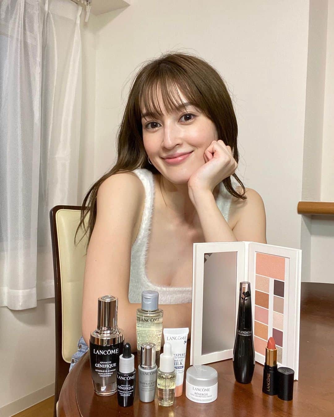 宮澤成良（宮沢セイラ）のインスタグラム：「ランコムのクリスマスコフレは お得感いっぱい✨  @lancomeofficial   10/13(金)に「ビューティー ボックス」が 発売されます！  毎年完売必至で、 数量限定の特別なクリスマスコフレ🎄 至福のスキンケアとフレンチシックなメイクがこれひとつで叶っちゃうよ！  私は最近ブラウン系の口紅を探していたから ランコムのアイコンリップ 「ラプソリュ ルージュ クリーム」の人気カラー274がとても◎ 着け心地、発色も良くてミニサイズだから小さいカバンにも入れられて便利です♪  そして、ベストセラーマスカラ 「グランディオーズ」の現品もセットに入ってるの✨ まつ毛だけでも目元の印象ってだいぶ変わるから ボリューム感といい、ロング感といい、セパレートといい、自分好みのまつ毛を作り出せるからお気に入り。  ひと塗りでしっかりつくから、何回も重ねなくても、1、2往復でしっかりしたまつ毛になれるよ！  他にも毎日使っているジェニフィック アドバンスト N の7mL、30mLも入っていたり 一つ一つ商品を紹介したいくらい 豪華なビューティーボックスなんです✨  ご自分へのご褒美やプレゼントにおすすめしたいです🎁  #ランコム #ビューティーボックス #クリスマスコフレ #PR #lancomeskincare #lancomemakeup」