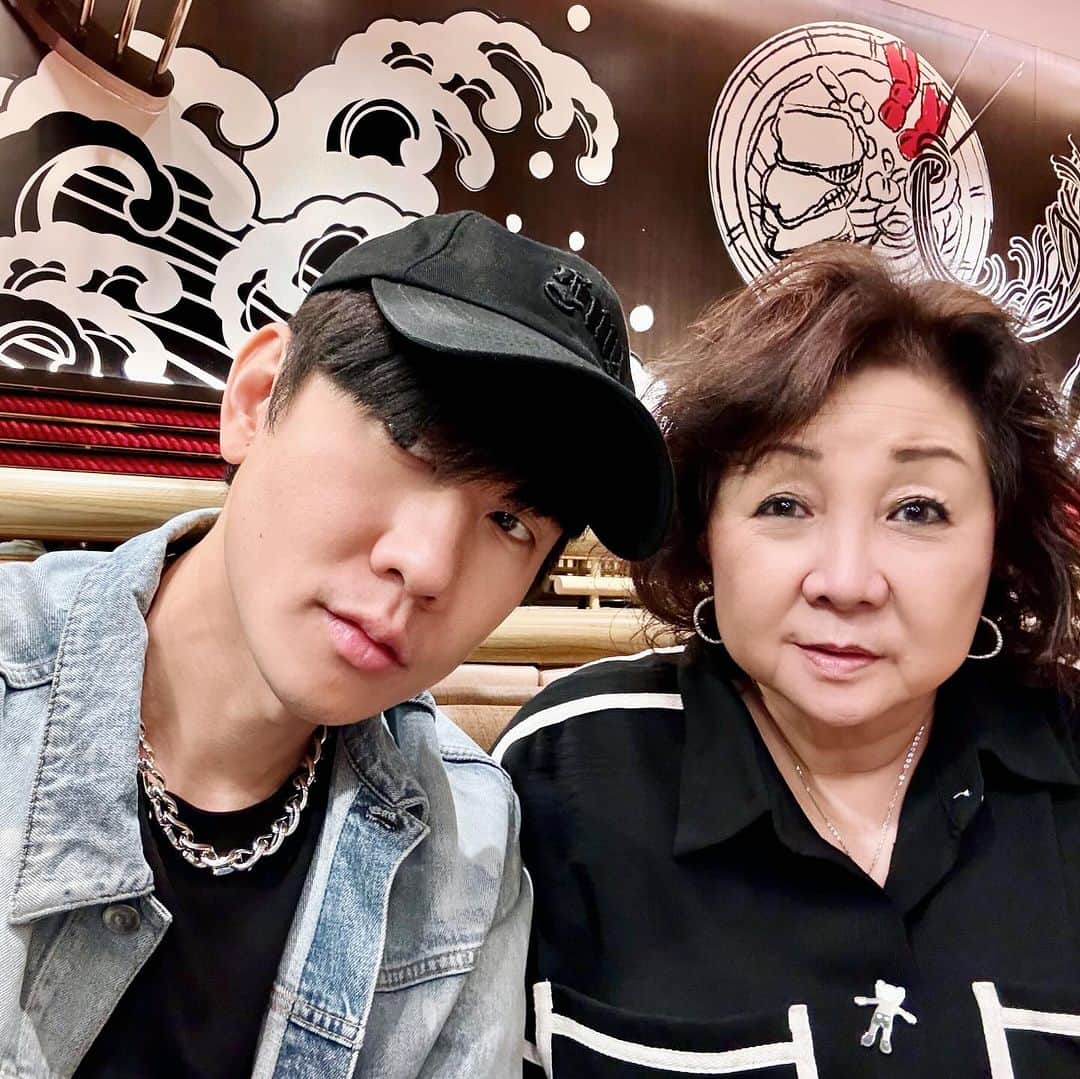 林俊傑のインスタグラム：「Same day, different look.  #momday」